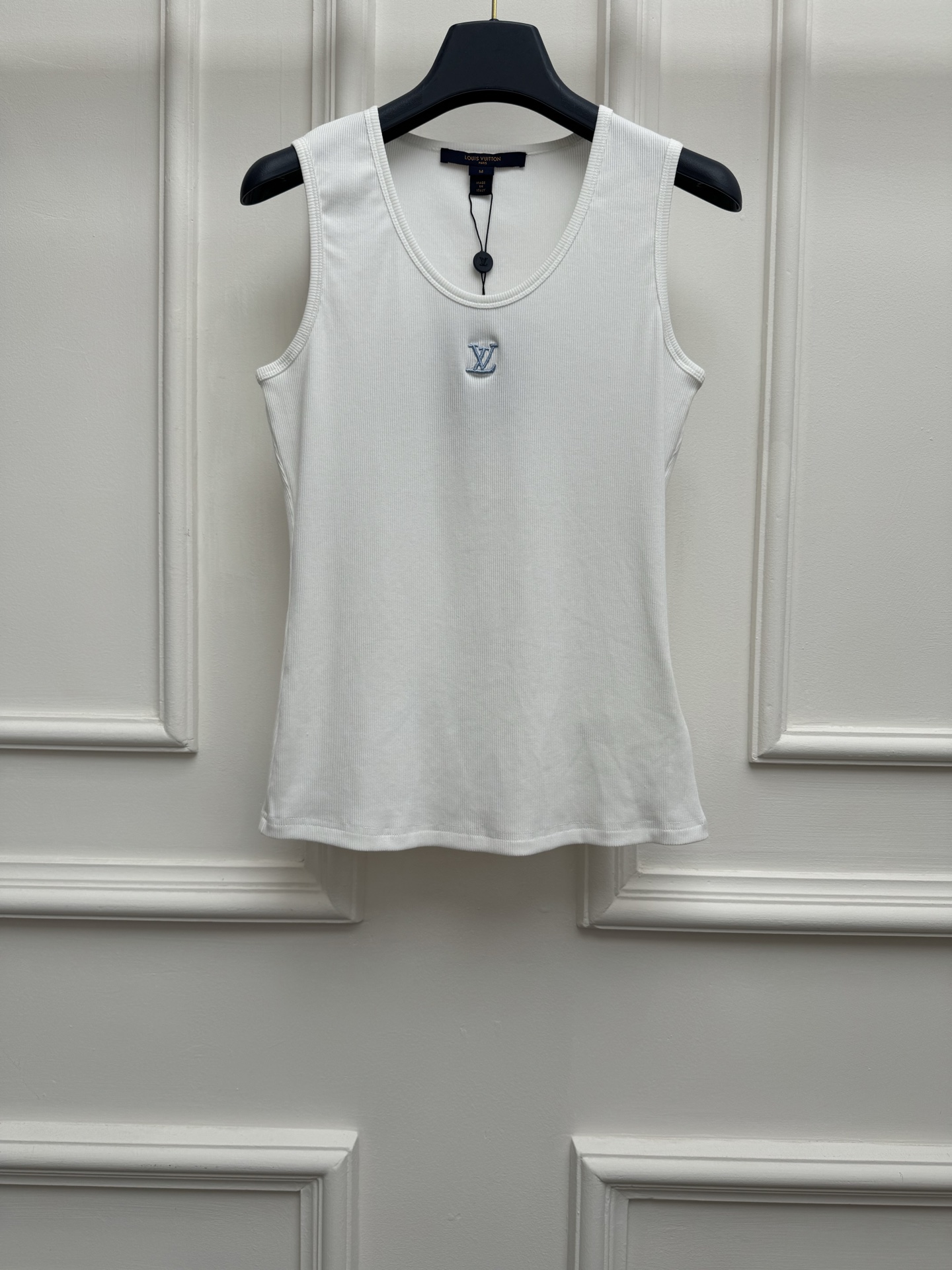 NO:843898,New spring and summer styles are available. L's embroidered knitted vest 2026 spring and summer series. Versatile U-shaped neckline. Exquisite three-dimensional logo embroidery pattern embellishment on the chest. Simple, fashionable and advanced. Silk-cotton blended knitted fabric. Soft and comfortable. Stretch slim fit. The upper body is slim and elegant. Size SML, Louis Vuitton,19860909春夏新款上新啦 L家刺绣针织背心 2026春夏系列 百搭U字领领口 胸前精致立体logo刺绣图案点缀 简约时髦高级 丝棉混纺针织面料 柔软舒适 弹力修身版型 上身显瘦又气质 尺码SML,,louis vuitton,,Women's clothing