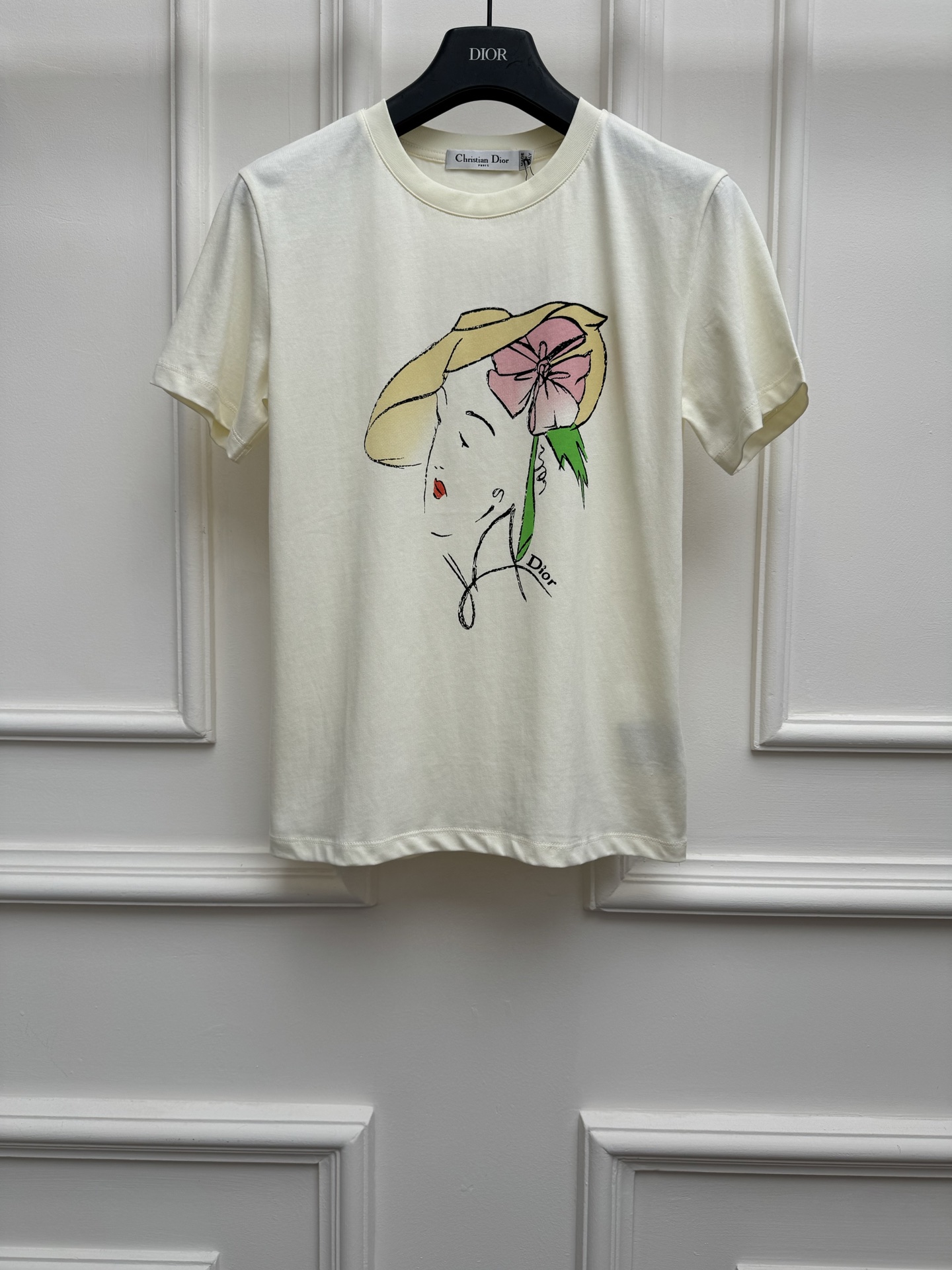 NO:845317,New spring and summer styles are available. D's hand-painted beauty printed T-shirts 2026 spring and summer series. Round neck design. Hand-painted female side face + floral print pattern. Full of artistic sense. Simple and elegant. Customized pure cotton fabric. Soft, comfortable and breathable. Normal fit. Upper body looks slim and elegant. Sizes SML, dior, tees, t-shirt,19860909春夏新款上新啦 D家手绘美女印花T恤 2026春夏系列 圆领领口设计 手绘女性侧脸+花卉印花图案 满满的艺术感 简约大方 定制纯棉面料 柔软舒适透气 正常版型 上身显瘦又气质 尺码SML,,dior,tees，t-shirt,,Women's clothing