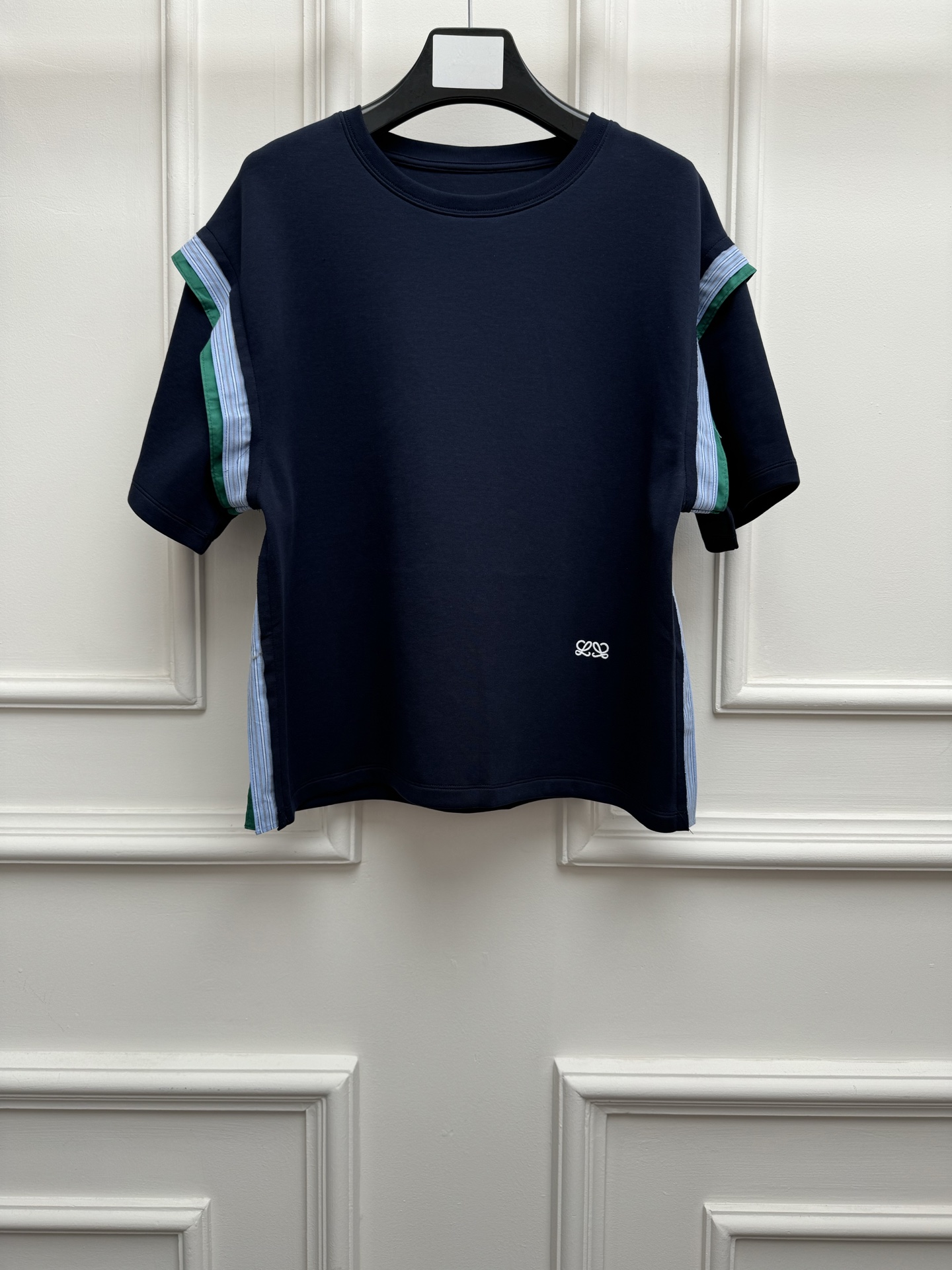 NO:843908,New spring and summer styles are available. Loewe contrast stitching T-shirt 2026 spring and summer series. Round neck design. Contrast color webbing splicing on the sides. Logo embroidery pattern embellishment on the hem. Simple and elegant with a sense of design. Customized pure cotton fabric. Soft and comfortable. Loose fit. The upper body is slim and elegant. Sizes SML, loewe, tees, t-shirt,19860909春夏新款上新啦 罗意威撞色拼接T恤 2026春夏系列 圆领领口设计 侧边撞色织带拼接 下摆logo刺绣图案点缀 简约大气有设计感 定制纯棉面料 柔软舒适 宽松版型 上身显瘦又气质 尺码SML,,loewe,tees，t-shirt,,Women's clothing
