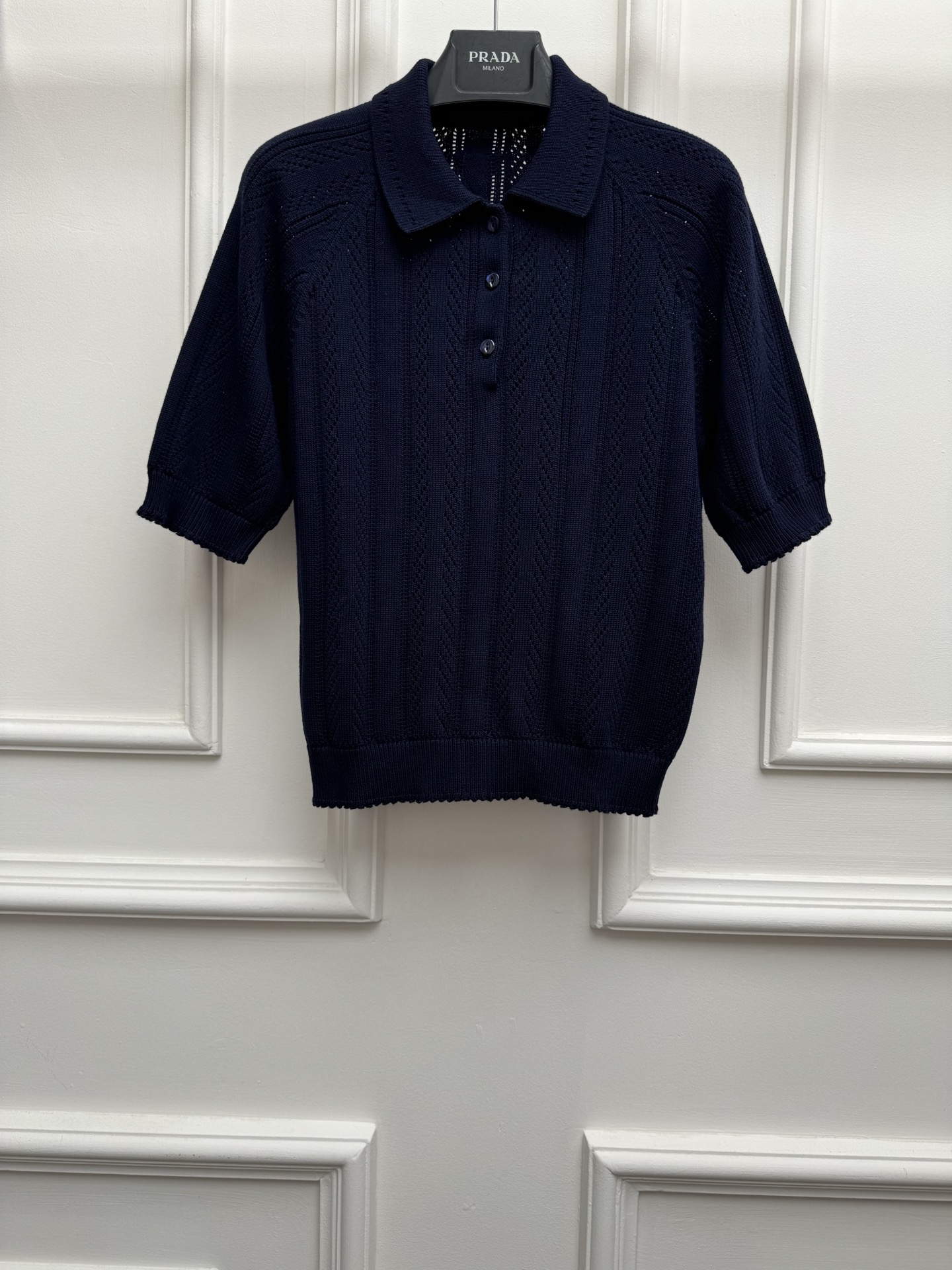NO:843913,Spring and summer new styles are available. P home hollow polo short sleeves 2026 spring and summer series. Classic polo neckline. Hollow woven texture. Rear triangle logo embellishment. Minimalist and high-end. Cotton knitted fabric. Soft, comfortable and skin-friendly. Normal fit. The upper body is slim and elegant. Sizes SML, T-shirt,19860909春夏新款上新啦 P家镂空polo短袖 2026春夏系列 经典polo领领口 镂空编织纹理 后三角logo徽标点缀 极简高级 棉质针织面料 柔软舒适亲肤 正常版型 上身显瘦又气质 尺码SML,,T-shirt,,Women's clothing