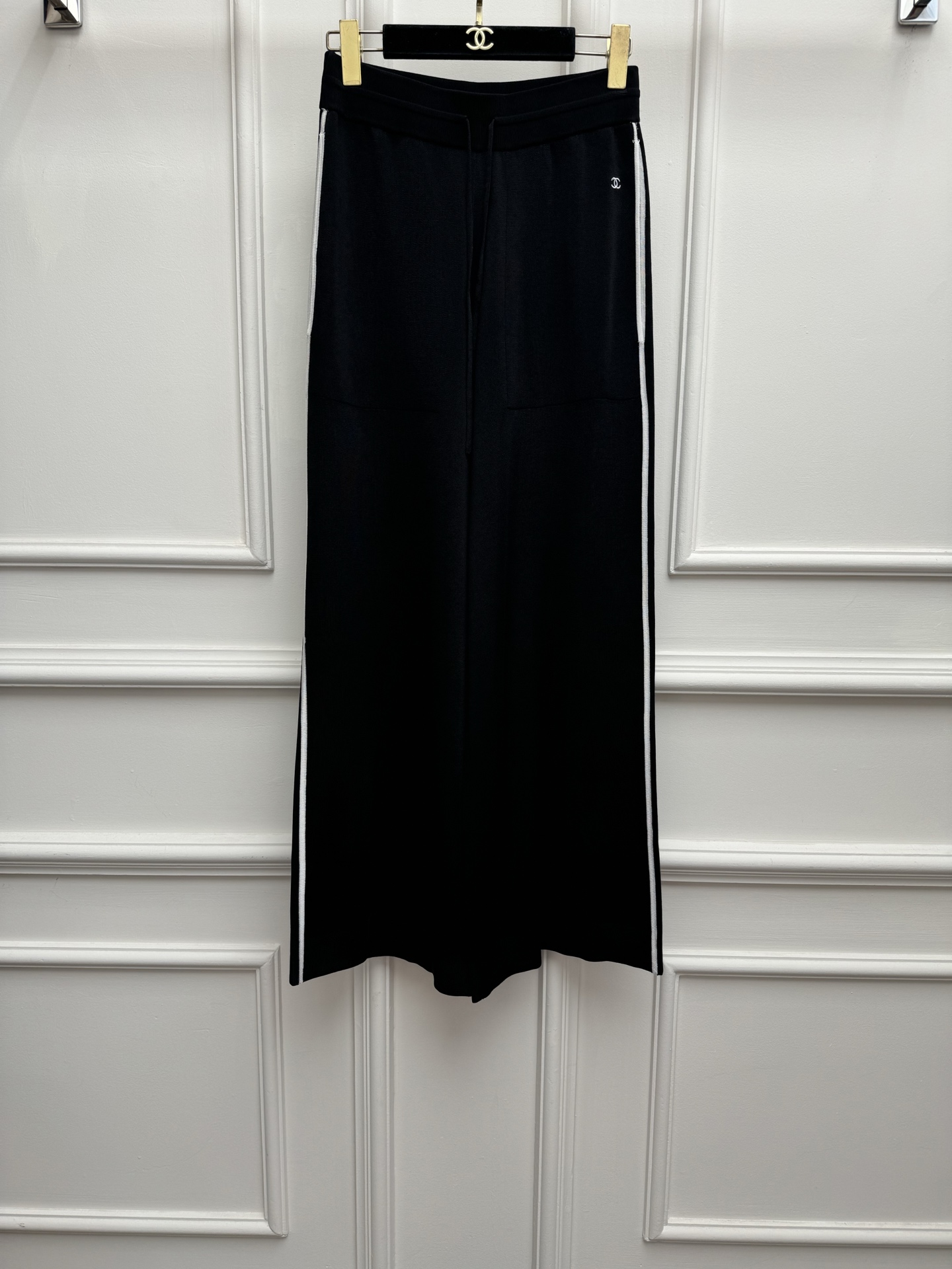 NO:843904,New spring and summer styles are available. Xiangjia double-C knitted wide-leg pants 2026 spring and summer series Elastic waistband Double-C logo embellishment on pockets Simple and elegant high-end silk knitted fabric Cool and comfortable Wide-leg pants version The upper body is slim and elegant Sizes SML,,chanel,real silk,19860909春夏新款上新啦 香家双C针织阔腿裤 2026春夏系列 松紧弹力腰头 口袋双C徽标点缀 简约大气高级 真丝针织面料 冰凉舒适 阔腿裤版型 上身显瘦又气质 尺码SML,,chanel,real silk,,Women's clothing