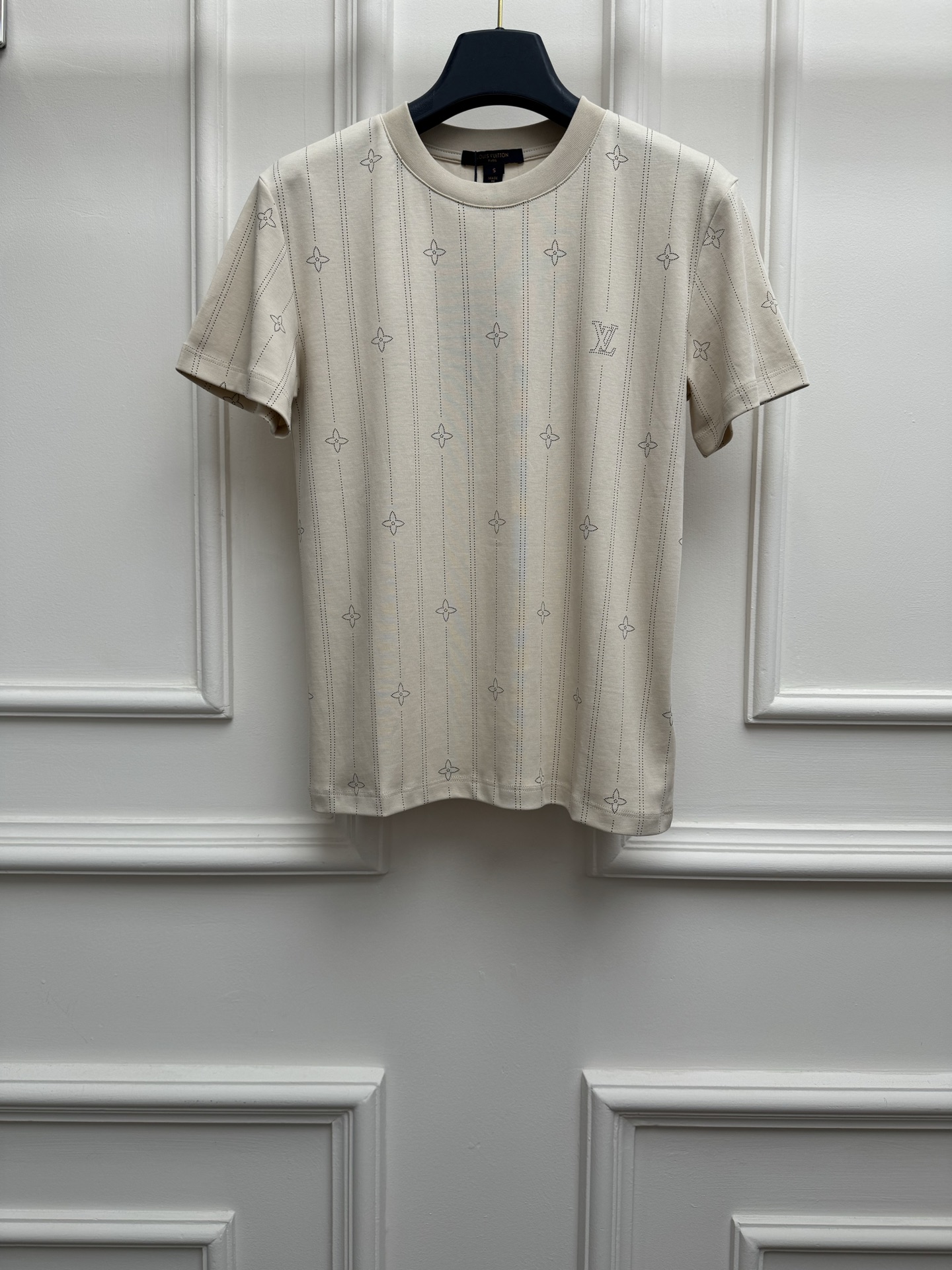 NO:845323,Spring and summer new styles are available. L family four-leaf clover printed T-shirt 2026 spring and summer series. Round neck design. Fully printed hollow four-leaf clover letter jacquard pattern. Simple and advanced. Low-key luxury. Customized pure cotton fabric. Soft, comfortable and breathable. Normal fit. The upper body is slim and elegant. Sizes SML, Louis Vuitton, tees, t-shirt,19860909春夏新款上新啦 L家四叶草印花T恤 2026春夏系列 圆领领口设计 满印镂空四叶草字母提花图案 简约高级 低调奢华 定制纯棉面料 柔软舒适透气 正常版型 上身显瘦又气质 尺码SML,,louis vuitton,tees，t-shirt,,Women's clothing