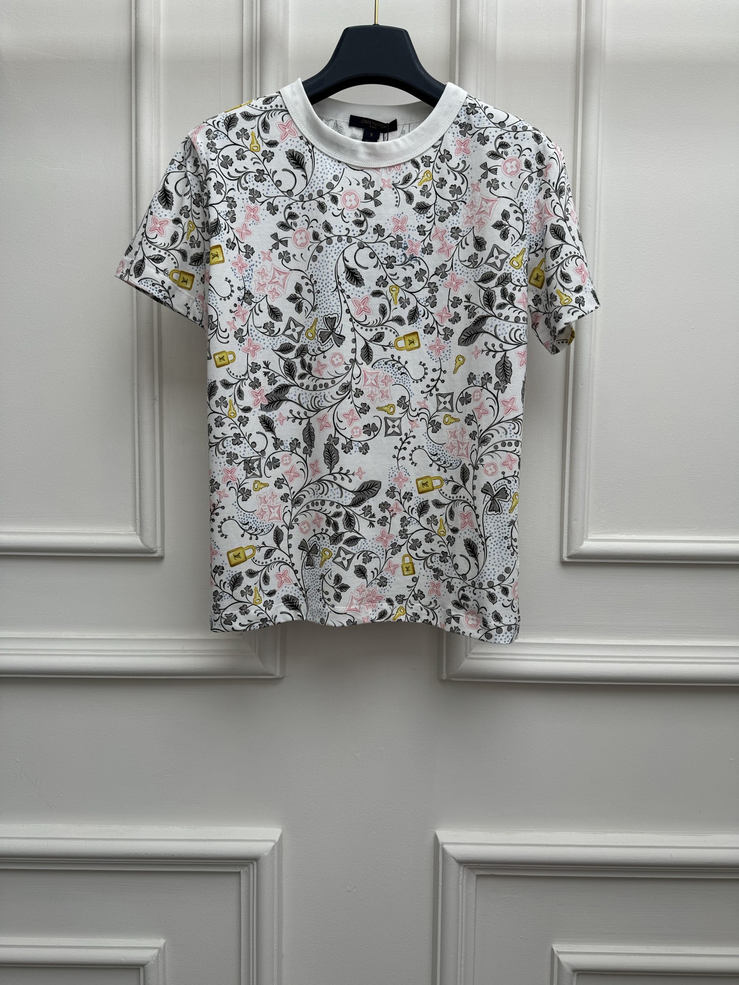 NO:845327,New spring and summer styles are available. L family branch lock printed T-shirt 2026 spring and summer series. Round neck design. Fully printed branch flowers + keychain jacquard pattern. Youthful and energetic. Low-key luxury. Customized pure cotton fabric. Soft, comfortable and breathable. Normal fit. The upper body is slim and elegant. Sizes SML, Louis Vuitton, tees, t-shirt, keychain,19860909春夏新款上新啦 L家树枝锁印花T恤 2026春夏系列 圆领领口设计 满印树枝花卉+钥匙扣提花图案 青春有活力 低调奢华 定制纯棉面料 柔软舒适透气 正常版型 上身显瘦又气质 尺码SML,,louis vuitton,tees，t-shirt,keychain,,Women's clothing