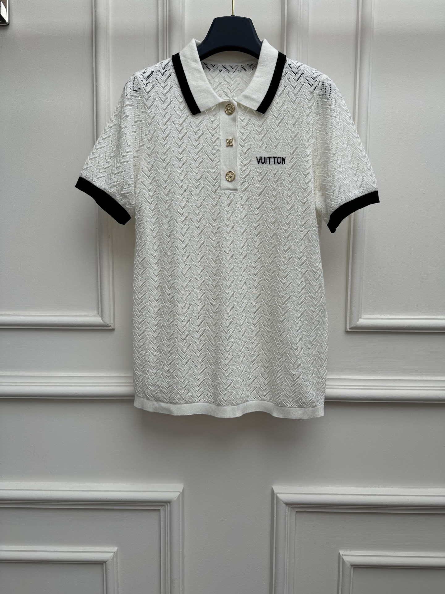 NO:845332,Spring and summer new styles are available. L hollow knitted polo shirt 2026 spring and summer series. Classic polo neckline. Herringbone hollow pattern design. Gentle and lazy, high-end cotton knitted fabric. Comfortable and breathable. Slim fit. The upper body is slim and elegant. Size SML, Louis Vuitton,19860909春夏新款上新啦 L家镂空针织polo衫 2026春夏系列 经典polo领领口 人字纹镂空图案设计 温柔慵懒高级 棉质针织面料 舒适透气 修身版型 上身显瘦又气质 尺码SML,,louis vuitton,,Women's clothing