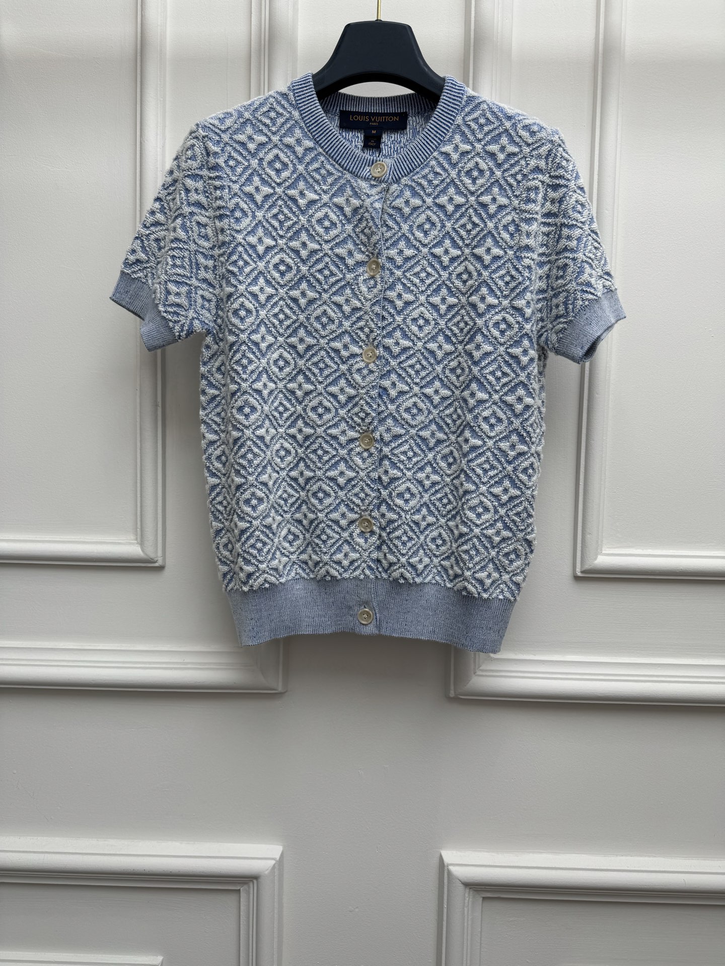 NO:845344,New spring and summer styles are available. L's jacquard short-sleeved cardigan 2026 spring and summer series. Round neck ribbed neck design. Three-dimensional embossed jacquard pattern. Fashionable and high-end blue color. Customized towel knitted fabric. Soft and comfortable. Short version. The upper body is slim and elegant. Sizes SML, Louis Vuitton, T-shirt,19860909春夏新款上新啦 L家提花短袖开衫 2026春夏系列 圆领罗纹领口设计 立体浮雕提花图案 蓝色配色时髦高级 定制毛巾针织面料 柔软舒适 短款版型 上身显瘦又气质 尺码SML,,louis vuitton,T-shirt,,Women's clothing