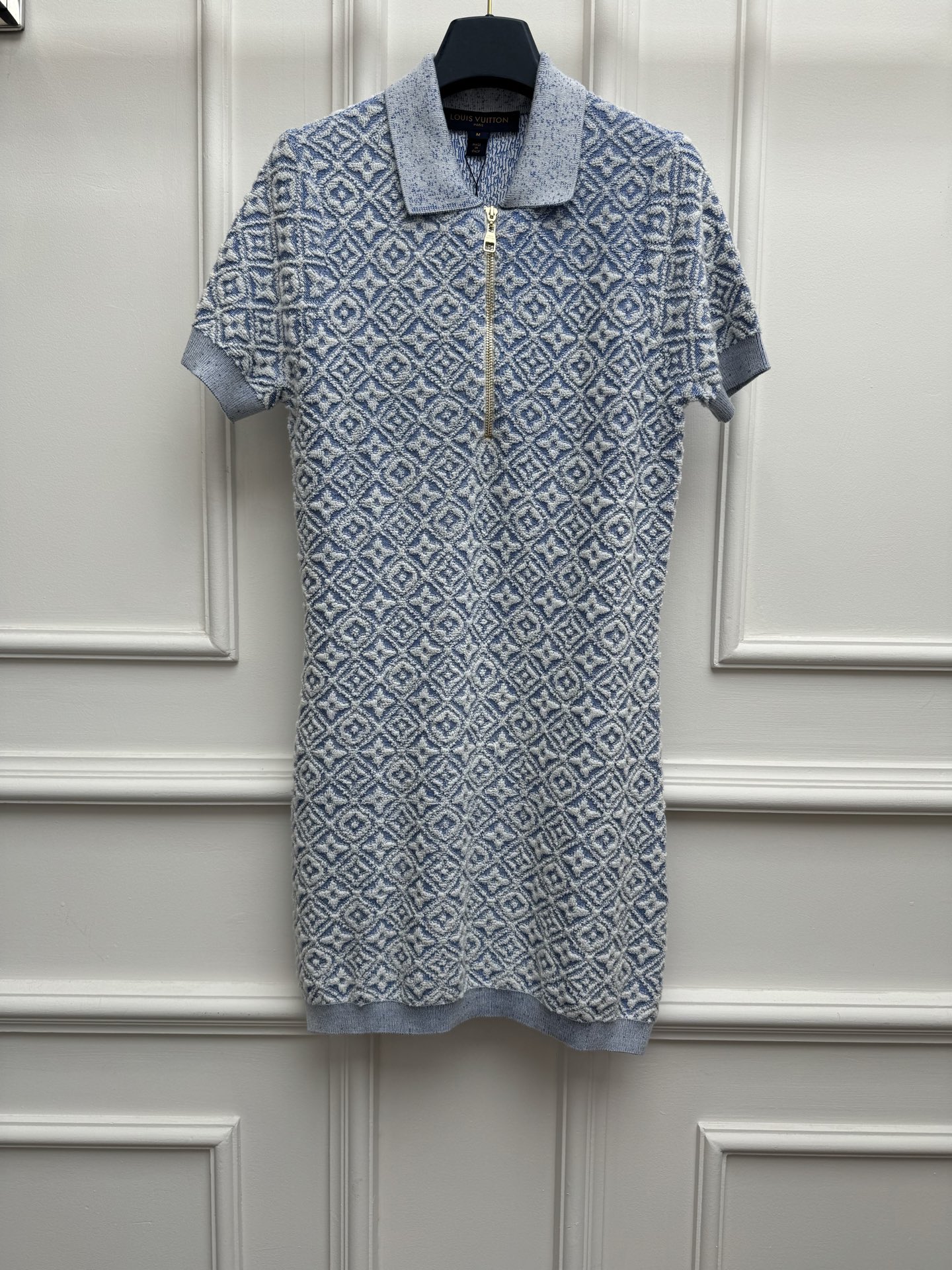 NO:845350,New spring and summer styles are available. L's jacquard knitted dress 2026 spring and summer series. Lapel zipper design. Three-dimensional embossed jacquard pattern. Fashionable and advanced blue color. Customized towel knitted fabric. Soft and comfortable. Slim fit. The upper body looks slim and elegant. Sizes SML, Louis Vuitton, skirts,19860909春夏新款上新啦 L家提花针织连衣裙 2026春夏系列 翻领拉链设计 立体浮雕提花图案 蓝色配色时髦高级 定制毛巾针织面料 柔软舒适 修身版型 上身显瘦又气质 尺码SML,,louis vuitton,skirts,,Women's clothing