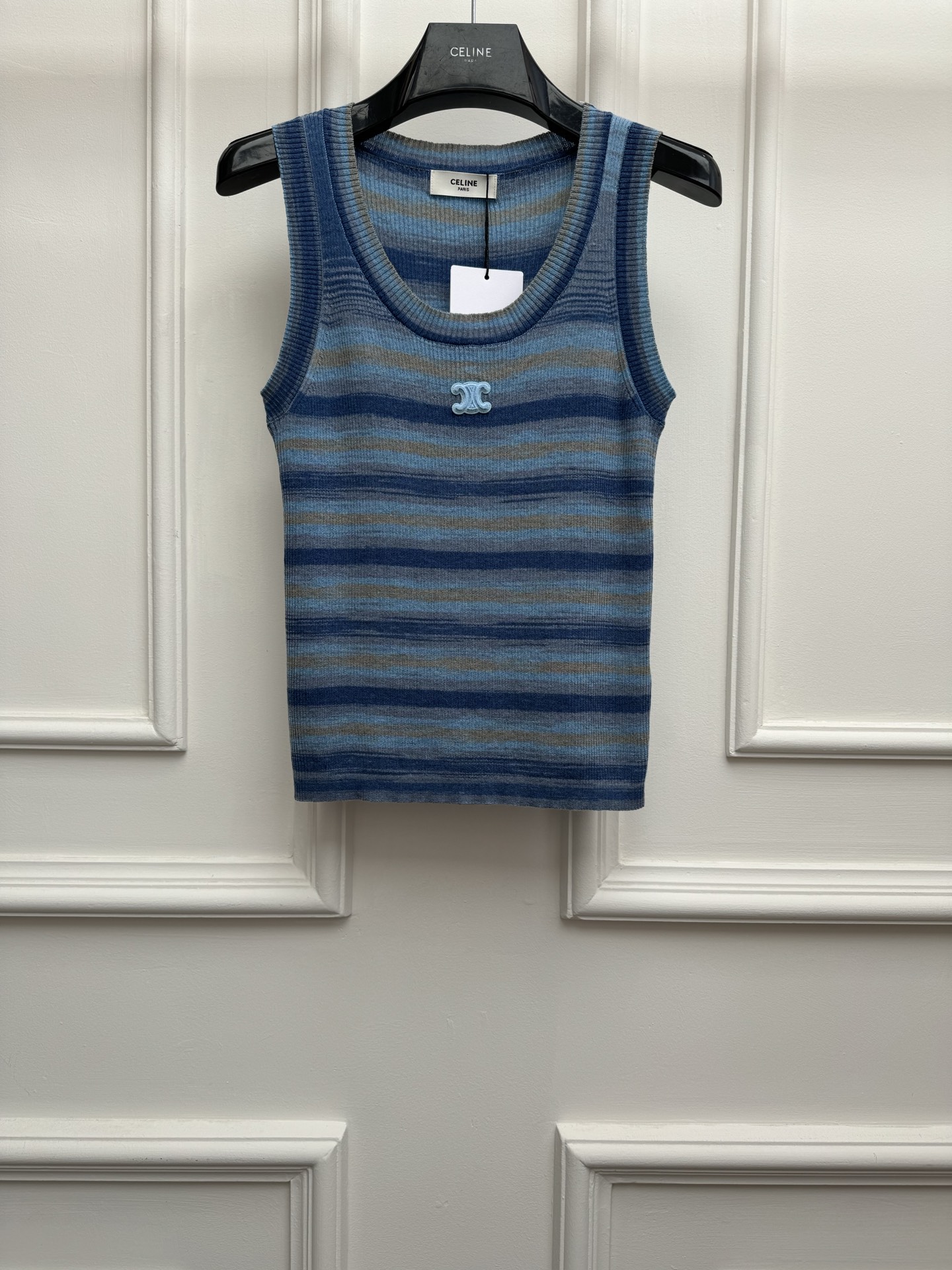 NO:845305,New spring and summer new styles CL striped knitted vest 2026 spring and summer series Versatile U-shaped neckline Rainbow stripe color scheme Arc de Triomphe logo embellishment on the chest Age-reducing fashionable style Linen blended knitted fabric Elastic slim fit The upper body is slim and elegant Size SML,,19860909春夏新款上新啦 CL条纹针织背心 2026春夏系列 百搭U字领领口 彩虹条纹配色 胸前凯旋门logo点缀 减龄时髦洋气 亚麻混纺针织面料 弹力修身版型 上身显瘦又气质 尺码SML,,,Women's clothing