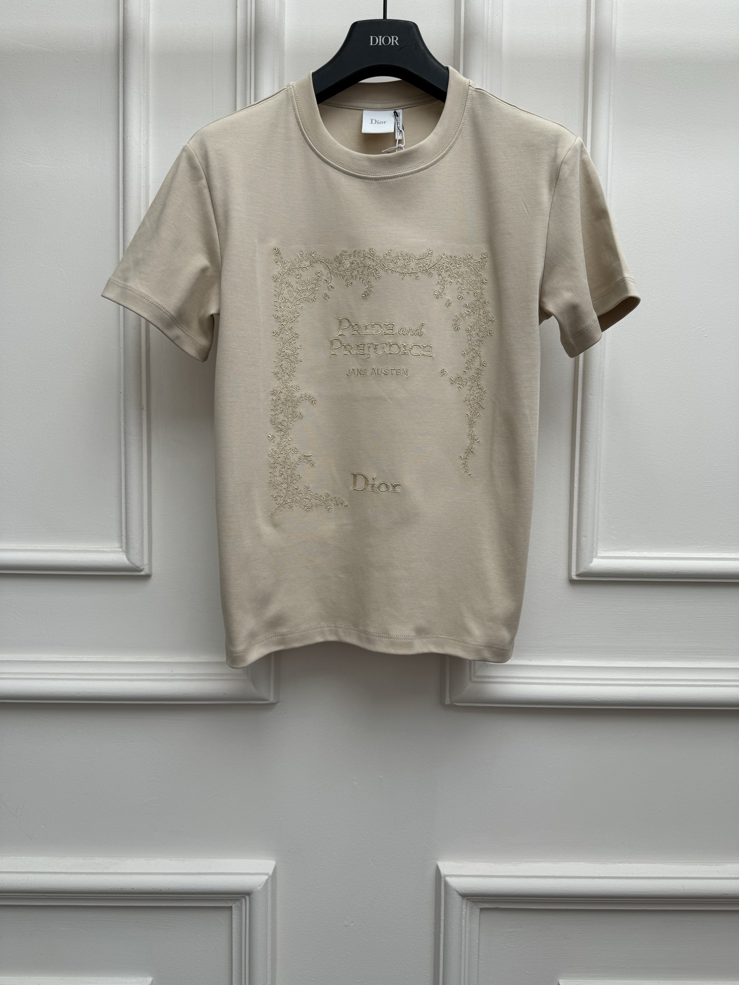 NO:845321,New spring and summer new styles D's rattan embroidered letter T-shirt 2026 spring and summer series Round neck neck design Gold embroidery + retro flower and leaf border surrounding pattern Exquisite and elegant atmosphere Customized pure cotton fabric Soft, comfortable and breathable Normal fit The upper body is slim and elegant. Sizes SML, dior, tees, t-shirt,19860909春夏新款上新啦 D家藤条刺绣字母T恤 2026春夏系列 圆领领口设计 金色刺绣+复古花叶边框环绕图案 精致优雅大气 定制纯棉面料 柔软舒适透气 正常版型 上身显瘦又气质 尺码SML,,dior,tees，t-shirt,,Women's clothing