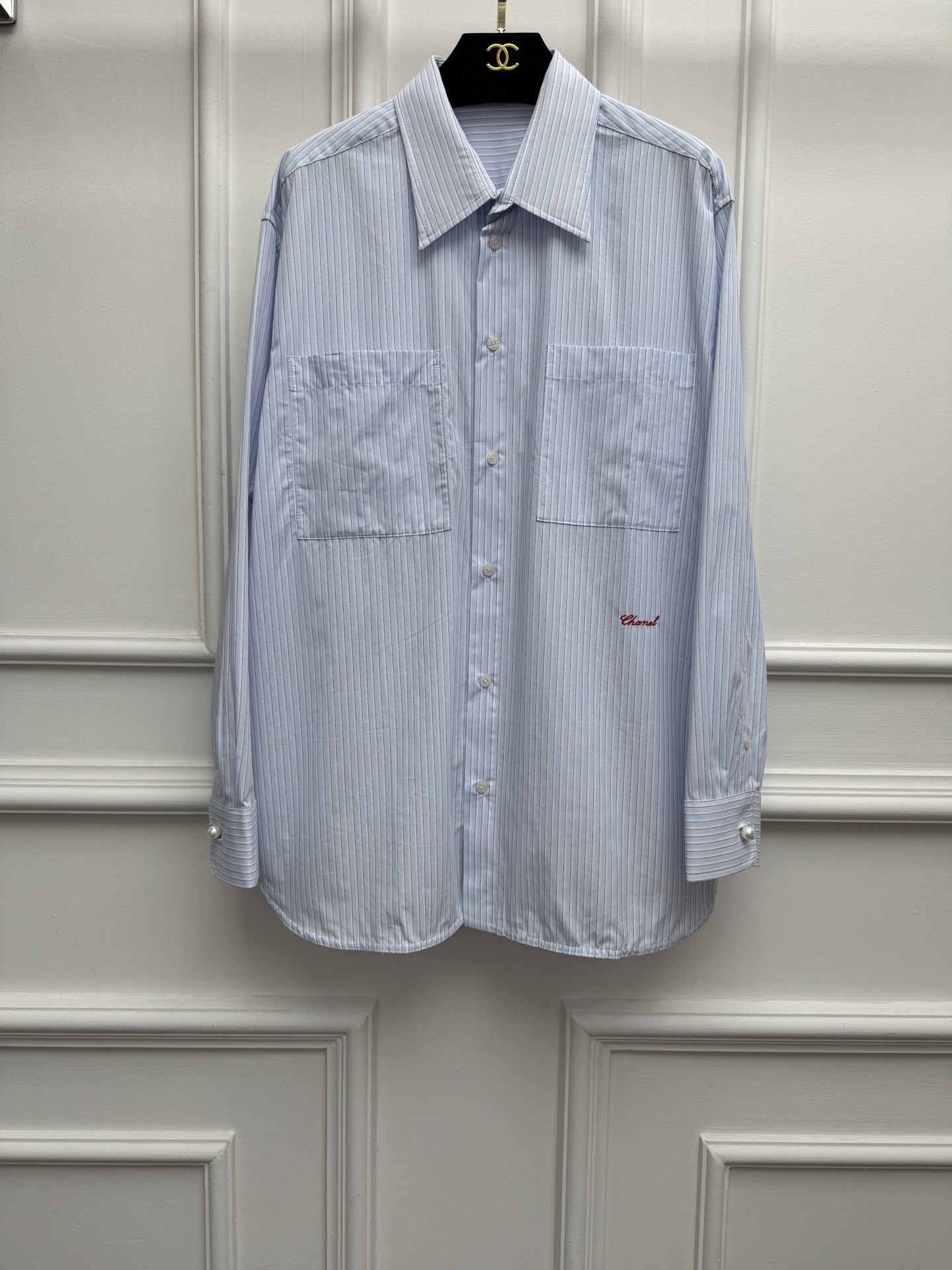 NO:845326,Spring and summer new styles are available. Xiangjia striped embroidered shirts 2026 spring and summer preview series. Single-breasted shirt collar design. Letter logo embroidery embellishment on the hem. Chain binding to break the monotony. Customized cotton poplin material. Comfortable and breathable. Loose fit. The upper body is slim and elegant. Sizes SML,,chanel,shirts,19860909春夏新款上新啦 香家条纹刺绣衬衫 2026春夏预告系列 衬衫领单排扣设计 下摆字母logo刺绣点缀 链条包边 打破单调感 定制棉府绸材质 舒适透气 宽松版型 上身显瘦又气质 尺码SML,,chanel,shirts,,Women's clothing