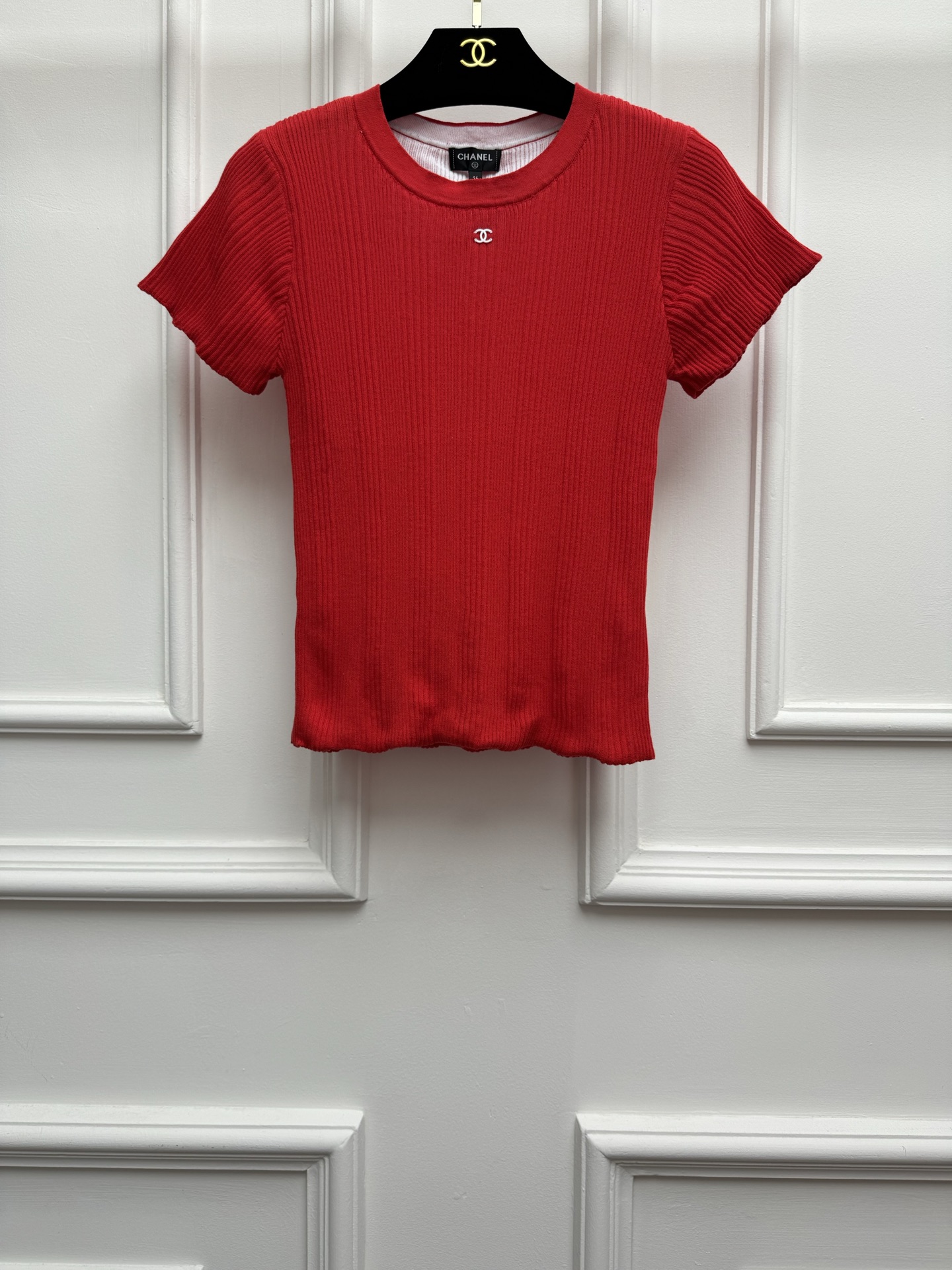NO:846114,Spring and summer new styles are available. Xiangjia Double C knitted short-sleeved 2026 summer beach series. Round neck design. Double C small logo decoration. Low-key luxury. Advanced color matching to reduce age. Cotton knitted fabric. Soft and comfortable texture. Stretch slim fit. The upper body is slim and elegant. Sizes SML,,chanel,T-shirt,19860909春夏新款上新啦 香家双C针织短袖 2026夏季沙滩系列 圆领领口设计 双C小徽标装饰点缀 低调奢华 配色高级减龄 棉质针织面料 质感柔软舒适 弹力修身版型 上身显瘦又气质 尺码SML,,chanel,T-shirt,,Women's clothing