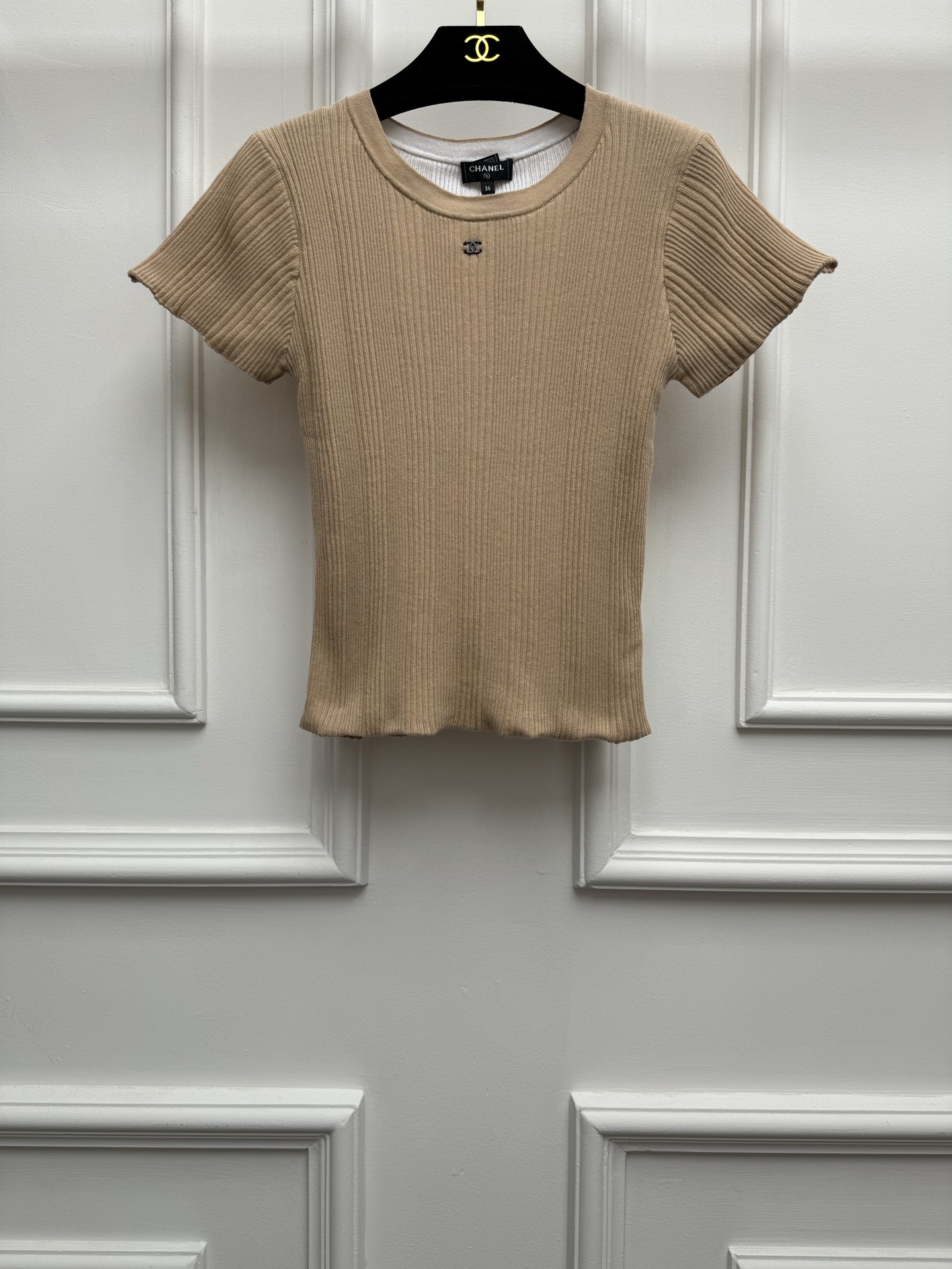 NO:846091,Spring and summer new styles are available. Xiangjia Double C knitted short-sleeved 2026 summer beach series. Round neck design. Double C small logo decoration. Low-key luxury. Advanced color matching to reduce age. Cotton knitted fabric. Soft and comfortable texture. Stretch slim fit. The upper body is slim and elegant. Sizes SML,,chanel,T-shirt,19860909春夏新款上新啦 香家双C针织短袖 2026夏季沙滩系列 圆领领口设计 双C小徽标装饰点缀 低调奢华 配色高级减龄 棉质针织面料 质感柔软舒适 弹力修身版型 上身显瘦又气质 尺码SML,,chanel,T-shirt,,Women's clothing
