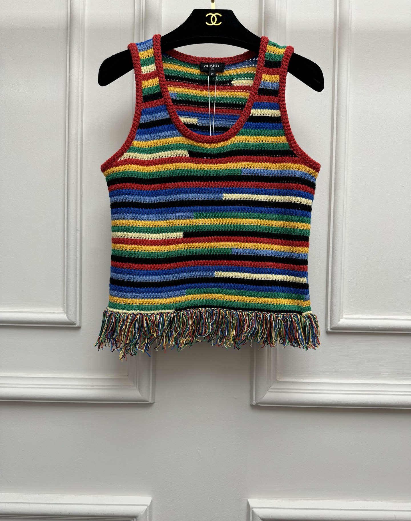 NO:846095,Spring and summer new styles are available. Chanjia striped fringed vest 2026 summer beach series Versatile U-shaped neckline Hand-crocheted hollow pattern Rainbow stripe color matching Hem fringe decoration Double C embellishment of the back logo Age-reducing and fashionable style Custom-woven and dyed matching yarn Soft and comfortable Short version The upper body is slim and elegant Size SML,,chanel,19860909春夏新款上新啦 香家条纹流苏背心 2026夏季沙滩系列 百搭U字领领口 手工钩织镂空图案 彩虹条纹配色 下摆流苏装饰 后背徽标双C点缀 减龄时髦洋气 定织定染对版纱线 柔软舒适 短款版型 上身显瘦又气质 尺码SML,,chanel,,Women's clothing