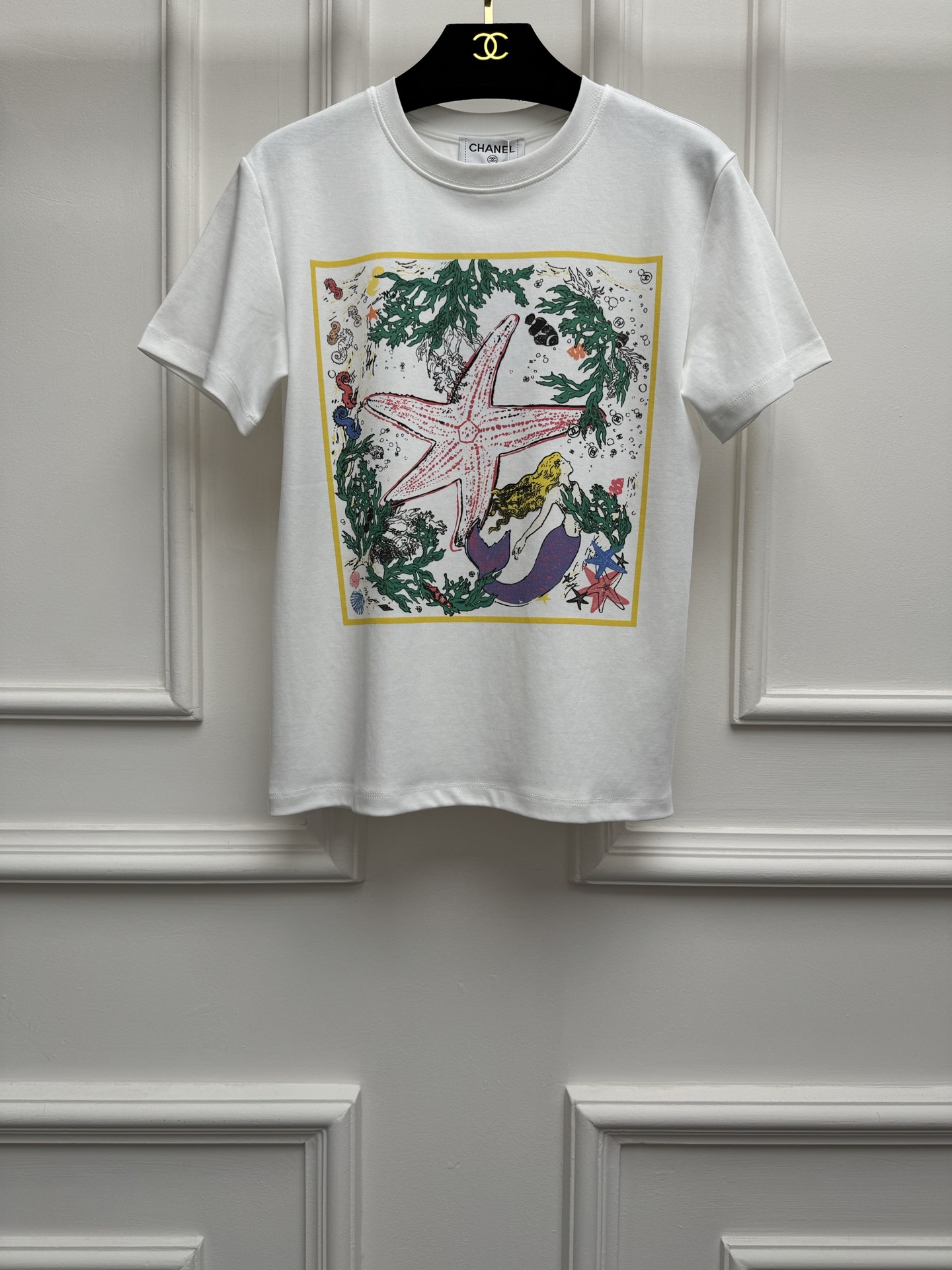NO:858529,Spring and summer new styles are available. Xiangjia starfish printed T-shirt 2026 spring and summer series. Round neck design. Starfish + mermaid + coral and other elements printed patterns. Bright colors. Full of artistic sense. Simple and elegant. Customized pure cotton fabric. Soft, comfortable and breathable. Normal fit. The upper body is slim and elegant. Sizes SML,,chanel,tees,t-shirt,19860909春夏新款上新啦 香家海星印花T恤 2026春夏系列 圆领领口设计 海星+美人鱼+珊瑚等元素印花图案 色彩鲜艳 满满的艺术感 简约大方 定制纯棉面料 柔软舒适透气 正常版型 上身显瘦又气质 尺码SML,,chanel,tees，t-shirt,,Women's clothing