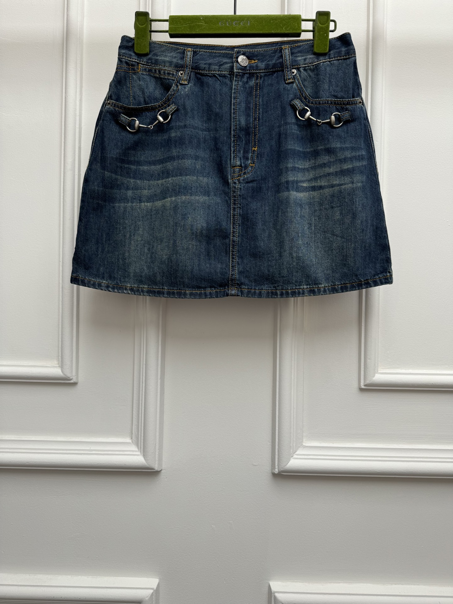 NO:846103,New styles for spring and summer G Horsebit denim skirt 2026 spring and summer series Logo leather label design on the back of the waist Horsebit metal chain decoration on the pockets Retro and high-end Washed denim fabric Soft and comfortable High-waisted A-line version The upper body is slim and elegant Sizes SML,,gucci,skirts,19860909春夏新款上新啦 G家马衔扣牛仔半裙 2026春夏系列 腰部背面logo皮标设计 口袋马衔扣金属链条装饰点缀 复古又高级 水洗牛仔面料 柔软舒适 高腰A字版型 上身显瘦又气质 尺码SML,,gucci,skirts,,Women's clothing