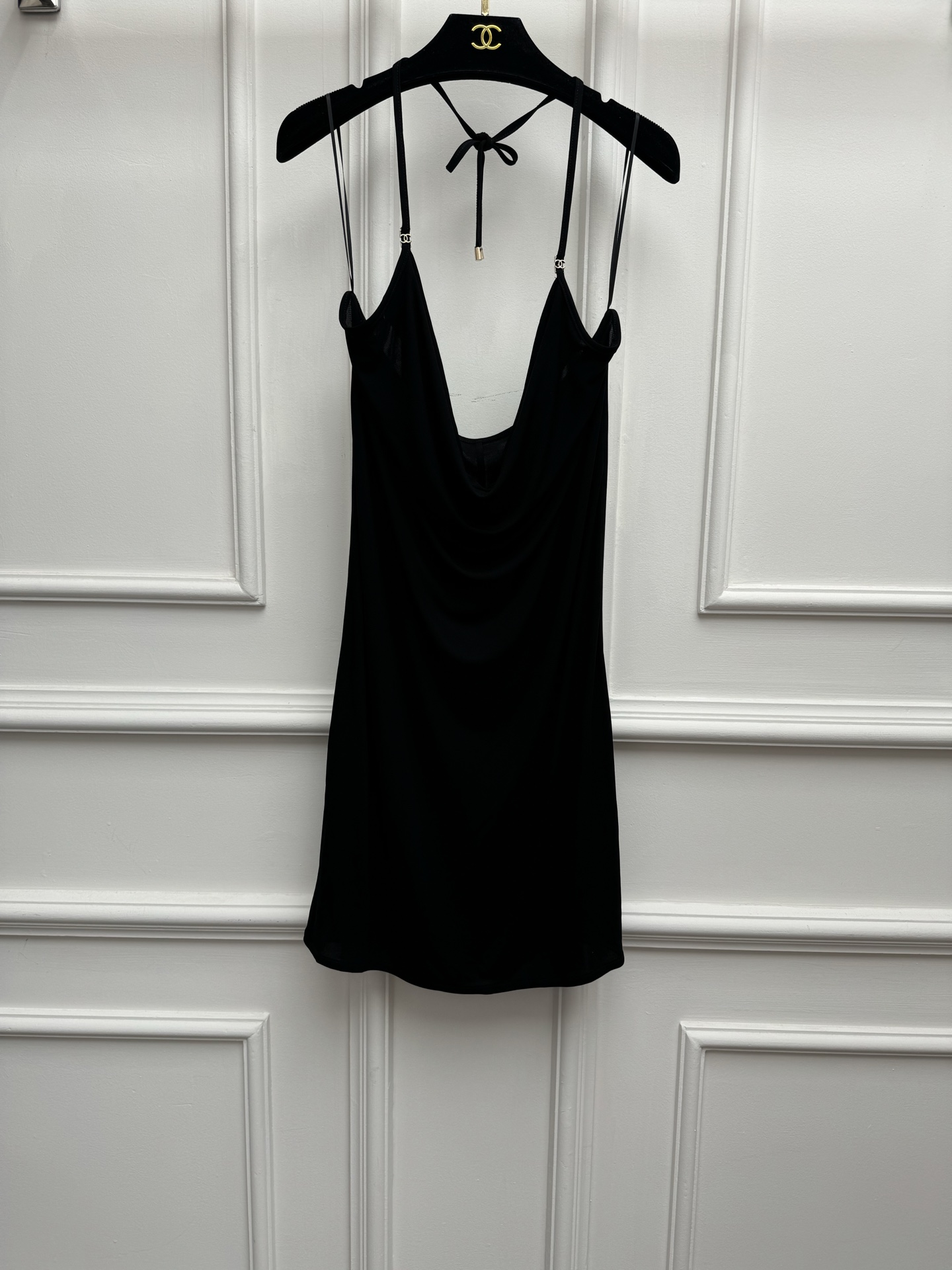 NO:846111,New spring and summer styles are available. Xiangjia black swing collar suspender skirt 2026 spring and summer series Swing collar halter neck and leaking back design Exquisite double C buckle embellishment Sexy and charming high-end Customized viscose fiber fabric Silky and skin-friendly and comfortable Slim fit The upper body is slim and elegant Sizes SML,,chanel,skirts,19860909春夏新款上新啦 香家黑色荡领吊带裙 2026春夏系列 荡领挂脖漏背设计 精致双C扣点缀 性感迷人高级 定制粘胶纤维面料 丝滑亲肤舒适 修身版型 上身显瘦又气质 尺码SML,,chanel,skirts,,Women's clothing
