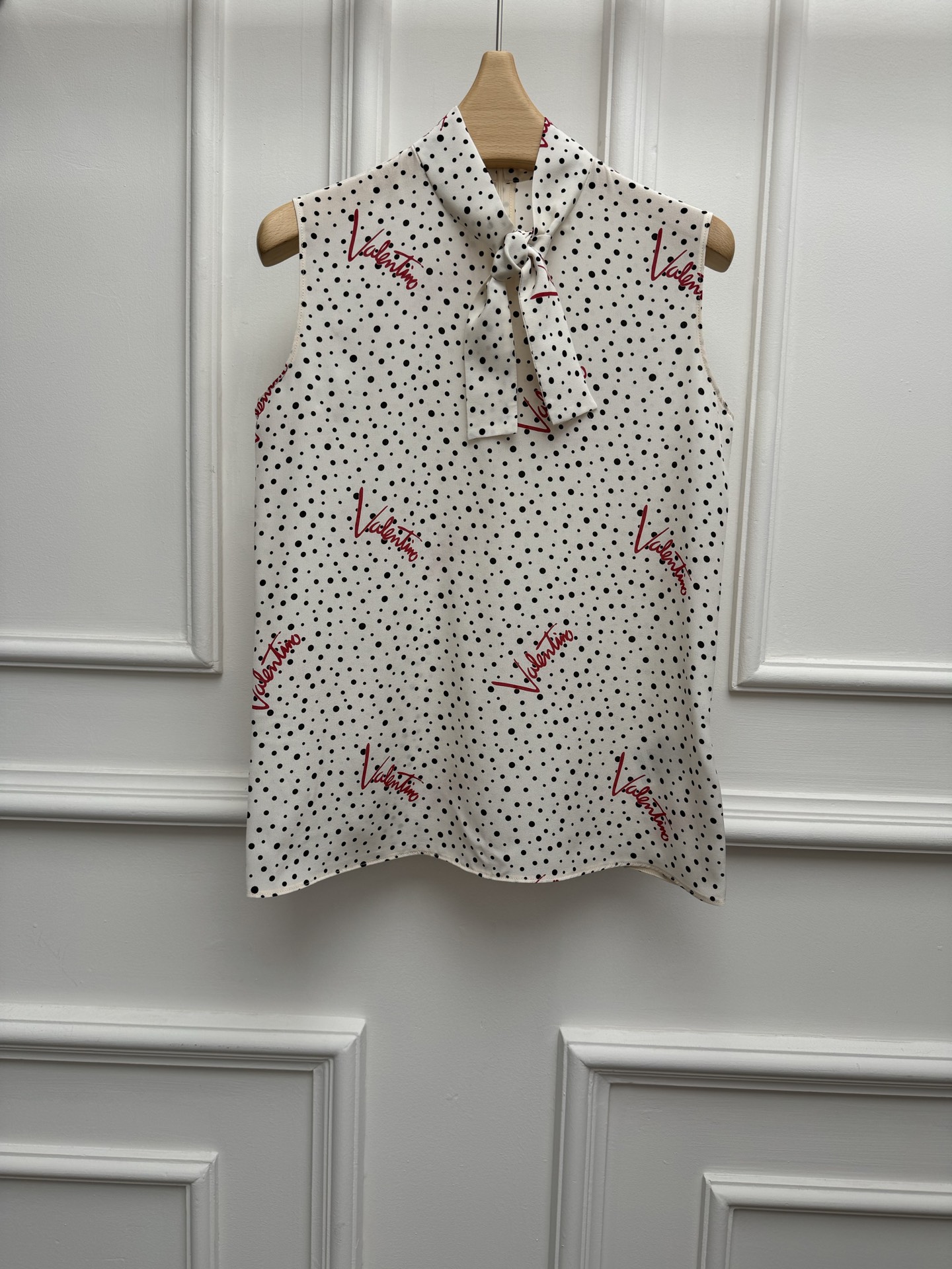 NO:846115,Spring and summer new styles are available Valentino polka dot silk vest 2026 spring and summer series Bow tie neck design Black and white polka dot print pattern Red letter logo decoration Retro literature and art Customized silk fabric Normal fit Silky and soft skin-friendly Size SML,,valentino,real silk,19860909春夏新款上新啦 华伦天奴波点真丝背心 2026春夏系列 蝴蝶结系带领口设计 黑白波点印花图案 红色字母logo装饰点缀 复古文艺 定制真丝面料 正常版型 丝滑柔顺亲肤 尺码SML,,valentino,real silk,,Women's clothing