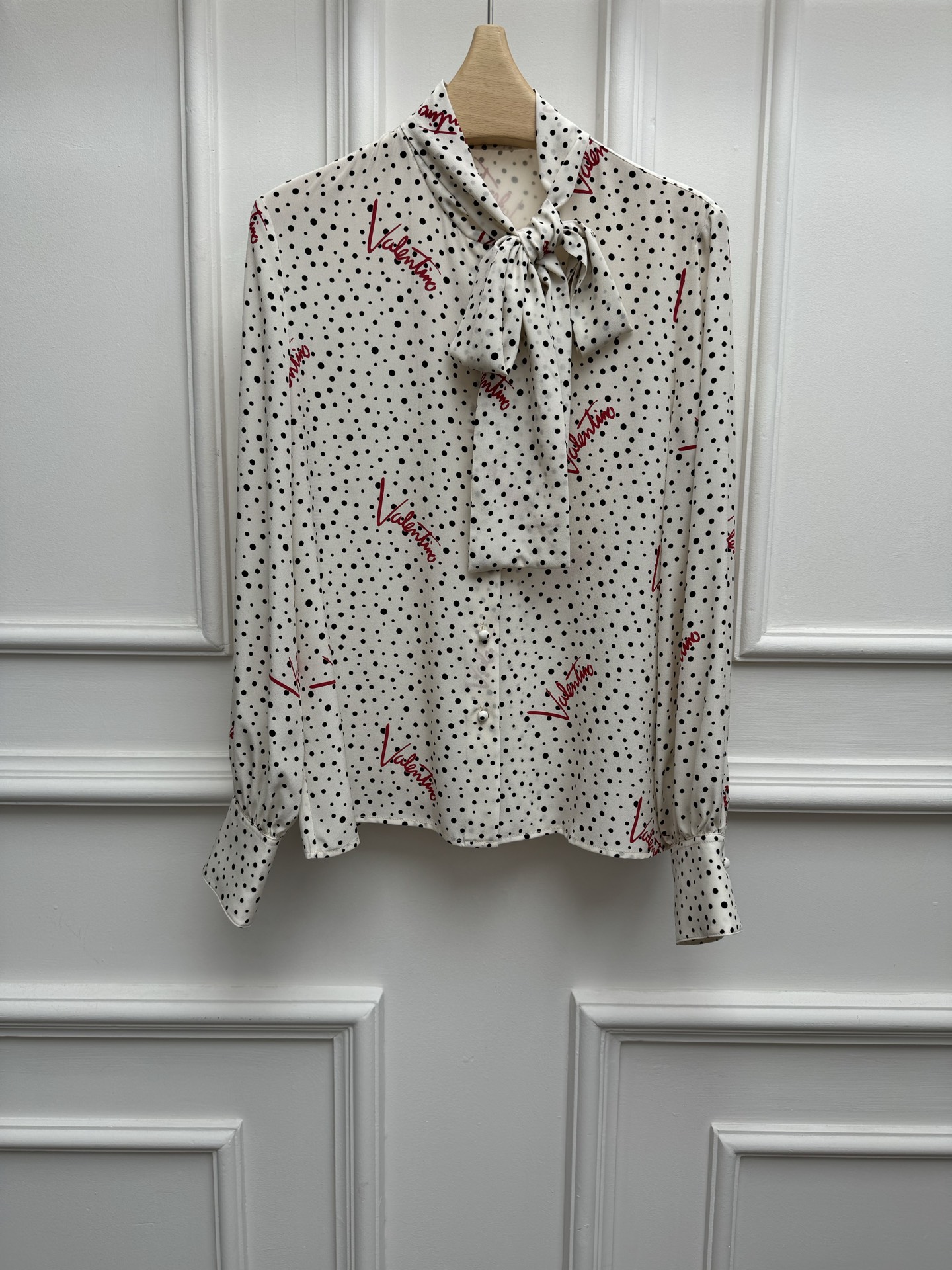 NO:846123,Spring and summer new styles are available Valentino polka dot silk shirt 2826 spring and summer series Bow tie neck design Black and white polka dot print pattern Red letter logo decoration Retro literature and art Customized silk fabric Silky smooth and skin-friendly Loose fit The upper body is slim and elegant Size SML,,valentino,shirts,real silk,19860909春夏新款上新啦 华伦天奴波点真丝衬衫 2826春夏系列 蝴蝶结系带领口设计 黑白波点印花图案 红色字母logo装饰点缀 复古文艺 定制真丝面料 丝滑柔顺亲肤 宽松版型 上身显瘦又气质 尺码SML,,valentino,shirts,real silk,,Women's clothing