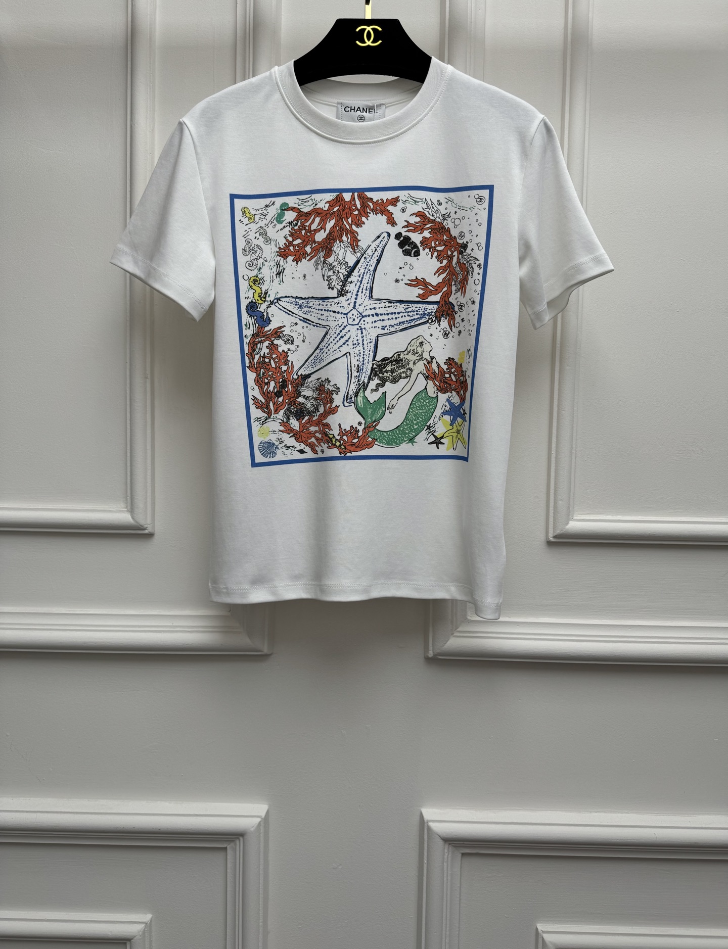 NO:858539,Spring and summer new styles are available. Xiangjia starfish printed T-shirt 2026 spring and summer series. Round neck design. Starfish + mermaid + coral and other elements printed patterns. Bright colors. Full of artistic sense. Simple and elegant. Customized pure cotton fabric. Soft, comfortable and breathable. Normal fit. The upper body is slim and elegant. Sizes SML,,chanel,tees,t-shirt,19860909春夏新款上新啦 香家海星印花T恤 2026春夏系列 圆领领口设计 海星+美人鱼+珊瑚等元素印花图案 色彩鲜艳 满满的艺术感 简约大方 定制纯棉面料 柔软舒适透气 正常版型 上身显瘦又气质 尺码SML,,chanel,tees，t-shirt,,Women's clothing