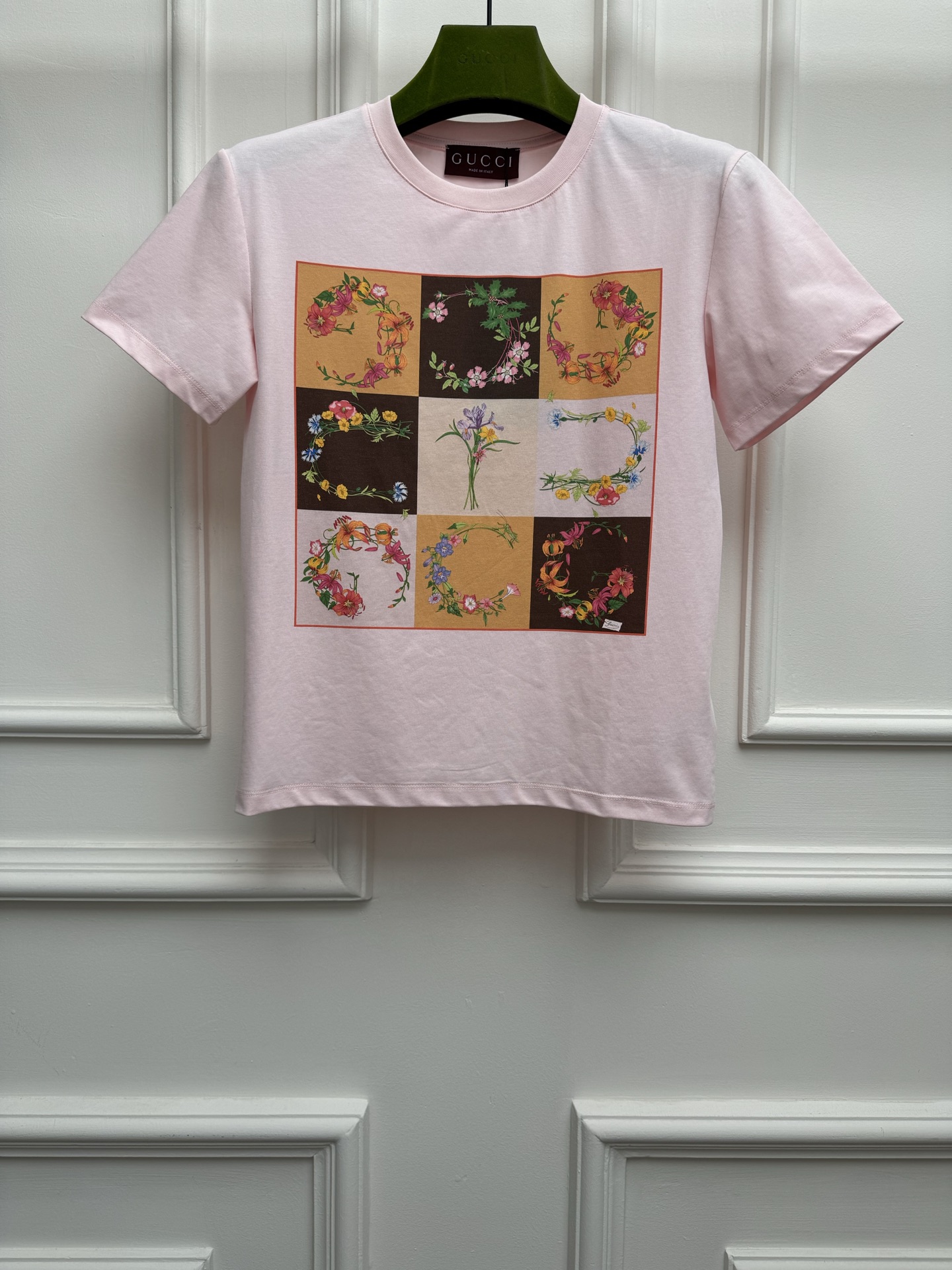 NO:858548,New spring and summer styles are available. G family Jiugong printed T-shirt 2026 spring and summer series. Round neck design. Rose + iris flowers and other elements Jiugong printed pattern. Rich colors. Full of artistic sense. Customized pure cotton fabric. Soft, comfortable and breathable. Short version. The upper body is slim and elegant. Sizes SML,,gucci,tees,t-shirt,19860909春夏新款上新啦 G家九宫格印花T恤 2026春夏系列 圆领领口设计 玫瑰+鸢尾花卉等元素九宫格印花图案 色彩丰富 满满的艺术感 定制纯棉面料 柔软舒适透气 短款版型 上身显瘦又气质 尺码SML,,gucci,tees，t-shirt,,Women's clothing