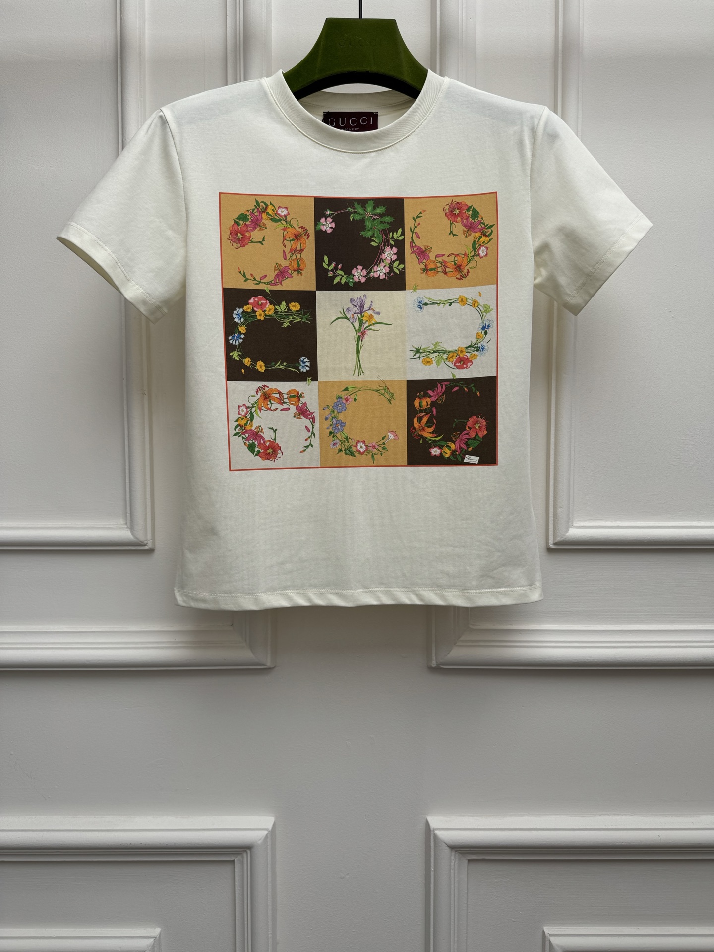 NO:858559,New spring and summer styles are available. G family Jiugong printed T-shirt 2026 spring and summer series. Round neck design. Rose + iris flowers and other elements Jiugong printed pattern. Rich colors. Full of artistic sense. Customized pure cotton fabric. Soft, comfortable and breathable. Short version. The upper body is slim and elegant. Sizes SML,,gucci,tees,t-shirt,19860909春夏新款上新啦 G家九宫格印花T恤 2026春夏系列 圆领领口设计 玫瑰+鸢尾花卉等元素九宫格印花图案 色彩丰富 满满的艺术感 定制纯棉面料 柔软舒适透气 短款版型 上身显瘦又气质 尺码SML,,gucci,tees，t-shirt,,Women's clothing