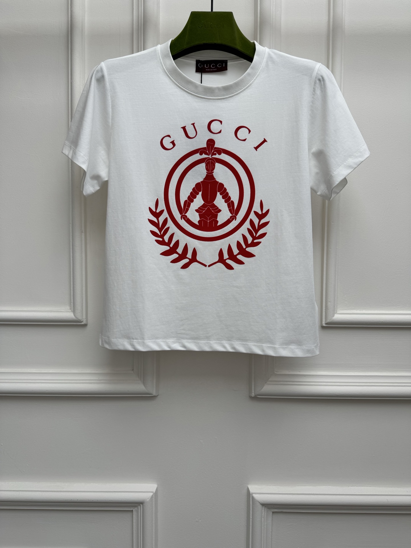 NO:858569,New spring and summer new styles G family flocked badge printed T-shirt 2026 spring and summer series Round neck neck design Red badge + olive branch and other elements flocked printed pattern Retro fashionable and advanced Customized pure cotton fabric Soft, comfortable and breathable Short version The upper body is slim and elegant. Sizes SML, gucci, tees, t-shirt,19860909春夏新款上新啦 G家植绒徽章印花T恤 2026春夏系列 圆领领口设计 红色徽章+橄榄枝等元素植绒印花图案 复古时髦高级 定制纯棉面料 柔软舒适透气 短款版型 上身显瘦又气质 尺码SML,,gucci,tees，t-shirt,,Women's clothing