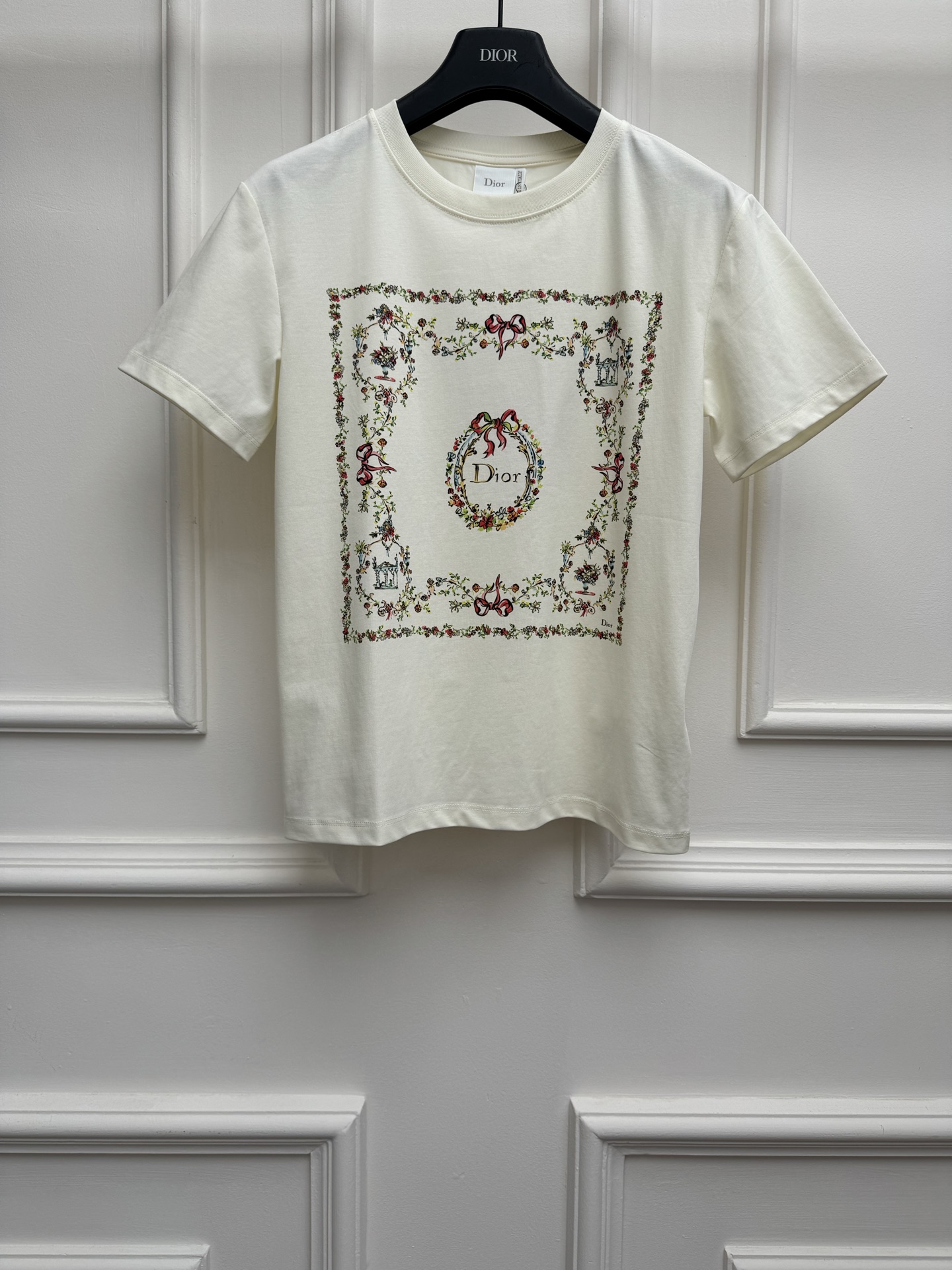 NO:858489,New spring and summer new styles are available. D family square floral print T-shirt 2026 spring and summer series. Round neck design. Flower + bow print pattern. French elegance. Full of high-end. Simple and elegant. Customized pure cotton fabric. Soft, comfortable and breathable. Short version. The upper body is slim and elegant. Sizes SML, dior, tees, t-shirt,19860909春夏新款上新啦 D家方块花卉印花T恤 2026春夏系列 圆领领口设计 花卉+蝴蝶结印花图案 法式优雅 满满的高级感 简约大方 定制纯棉面料 柔软舒适透气 短款版型 上身显瘦又气质 尺码SML,,dior,tees，t-shirt,,Women's clothing