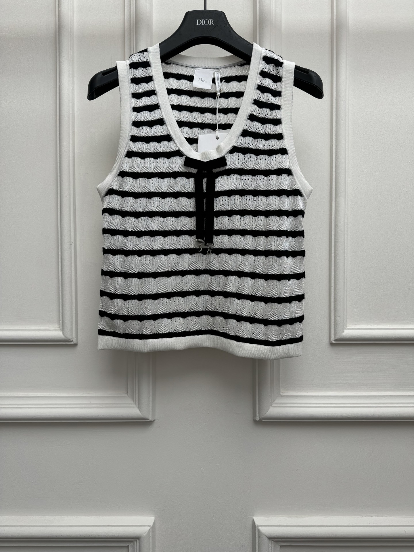 NO:858499,New spring and summer styles are available. D's striped knitted vest 2026 spring and summer series. Versatile U-shaped neckline. Unique hollow hole craftsmanship. CD pendant bow decoration. Classic stripes are fashionable and simple. Easy to wear with a sense of luxury. Cotton blended knitted fabric. Comfortable and breathable. Short version. The upper body is slim and elegant. Size SML, dior,19860909春夏新款上新啦 D家条纹针织背心 2026春夏系列 百搭U字领领口 别致的镂空挑孔工艺 CD吊坠蝴蝶结装饰点缀 经典条纹时尚简约 轻松穿出高级感 棉质混纺针织面料 舒适透气 短款版型 上身显瘦又气质 尺码SML,,dior,,Women's clothing
