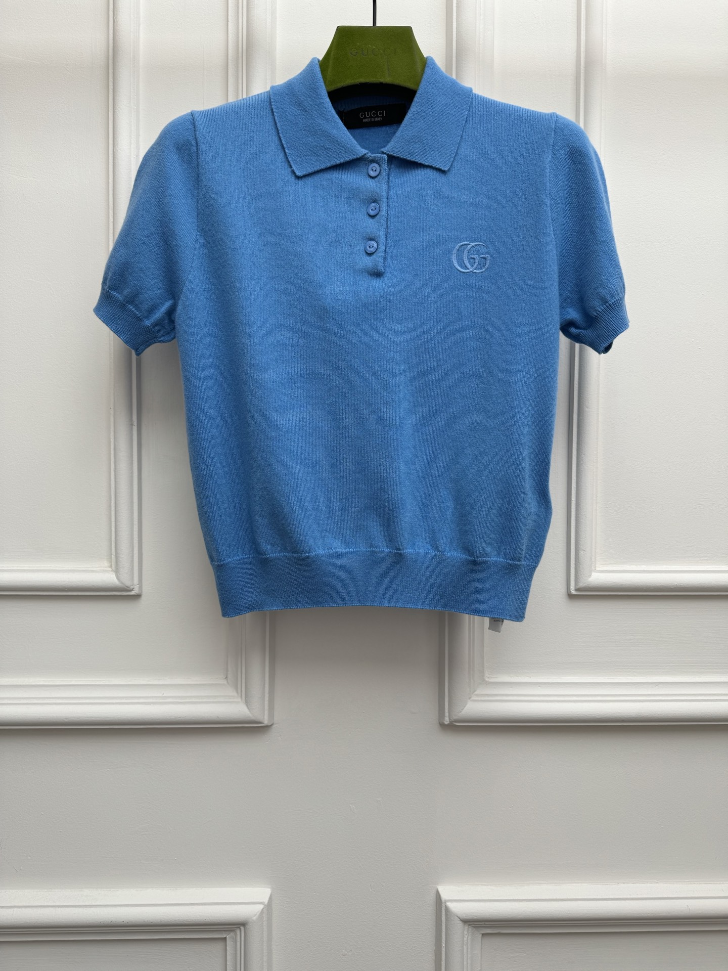 NO:858508,New spring and summer styles are available. G family double G embroidered Polo shirt 2026 spring and summer series. Classic polo collar design. Double G embroidery pattern embellishment. Pink color is gentle and sweet. Wool knitted fabric. Soft, comfortable and warm. Normal fit. The upper body is slim and elegant. Sizes SML,,gucci,19860909春夏新款上新啦 G家双G刺绣Polo衫 2026春夏系列 经典polo领设计 双G刺绣图案点缀 粉色配色温柔甜美 羊毛针织面料 柔软舒适保暖 正常版型 上身显瘦又气质 尺码SML,,gucci,,Women's clothing