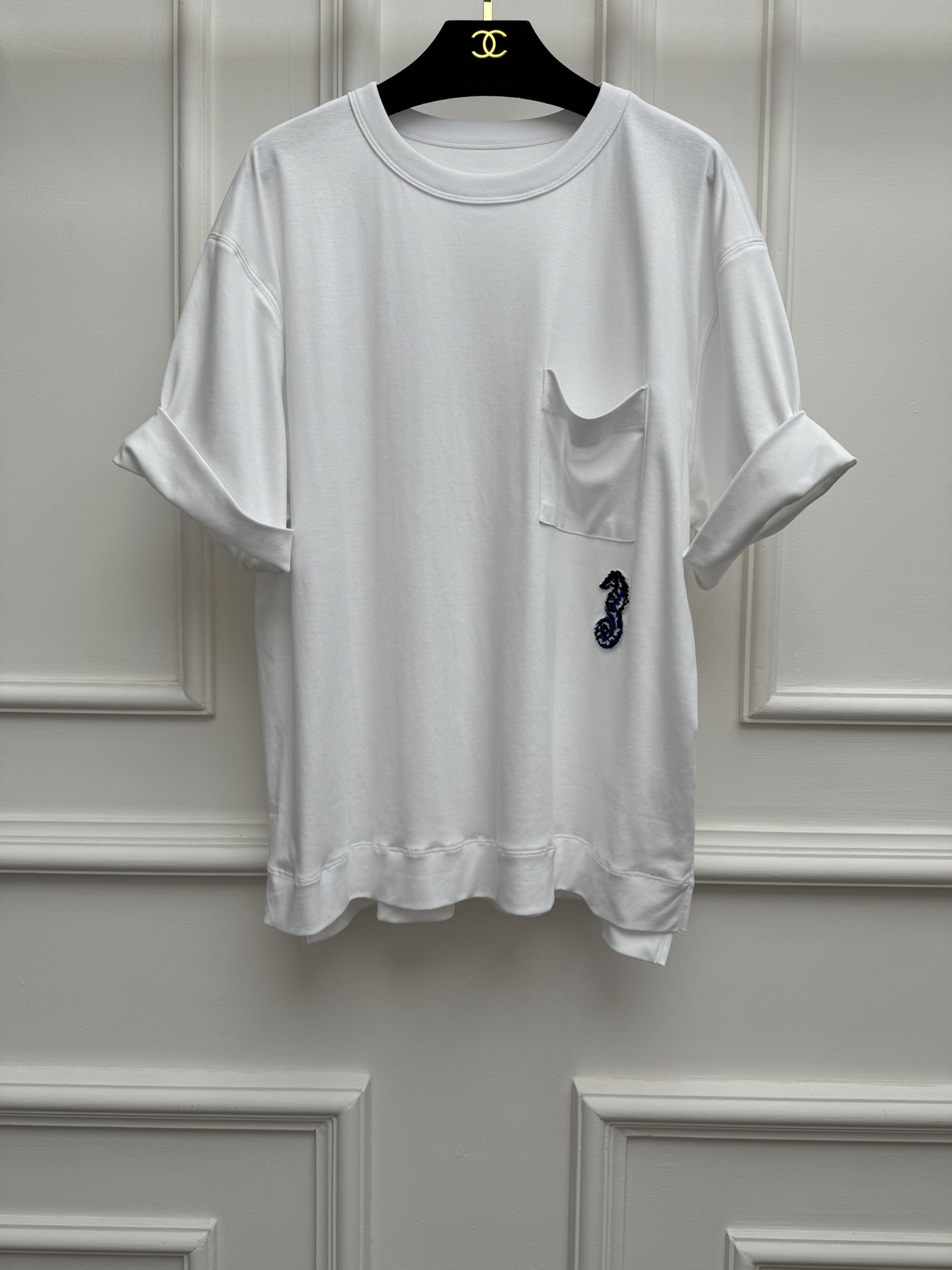 NO:858540,Spring and summer new styles are available. Xiangjia seahorse logo embroidered T-shirt 2026 spring and summer series. Round neck design. Heavy industry seahorse logo embroidery decoration. Simple and advanced. Customized pure cotton fabric. Soft, comfortable and breathable. Loose fit. The upper body is slim and elegant. Sizes SML, chanel, tees, t-shirt,19860909春夏新款上新啦 香家海马徽标刺绣T恤 2026春夏系列 圆领领口设计 重工海马徽标刺绣装饰点缀 简约高级 定制纯棉面料 柔软舒适透气 宽松版型 上身显瘦又气质 尺码SML,,chanel,tees，t-shirt,,Women's clothing