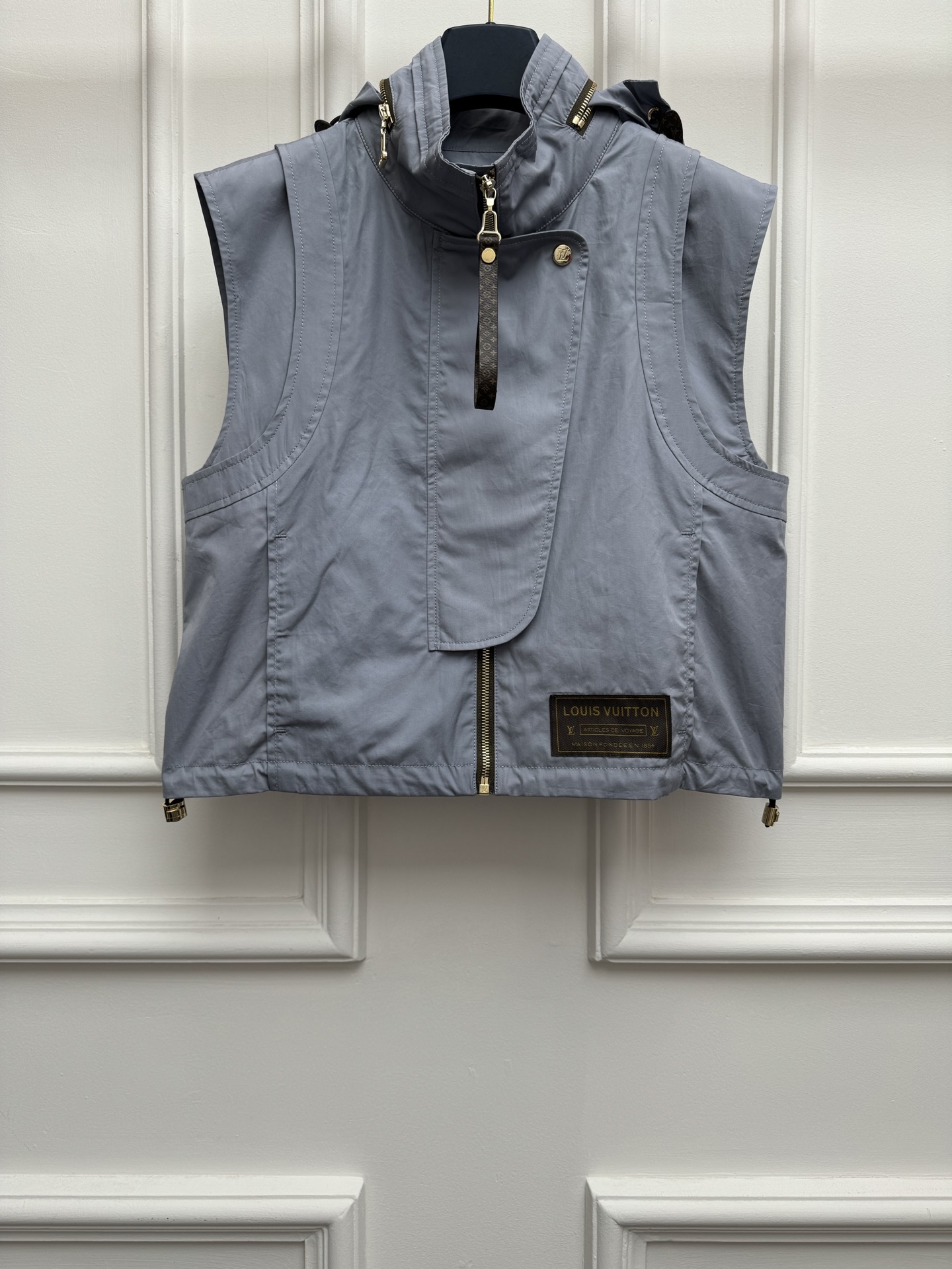 NO:858571,Spring and summer new styles are available!  L's blue hooded vest 2026 spring and summer series Hooded zipper design LV woven label decoration on the hem Handsome, simple and advanced Customized pure cotton fabric Short version The upper body is fashionable and versatile Sizes SML,,louis vuitton,louis vuitton,hats,19860909春夏新款上新啦！ L家蓝色连帽马甲 2026春夏系列 连帽拉链设计 下摆LV织唛装饰点缀 帅气简约高级 定制纯棉面料 短款版型 上身时髦百搭 尺码SML,,louis vuitton,louis vuitton,hats,,Women's clothing