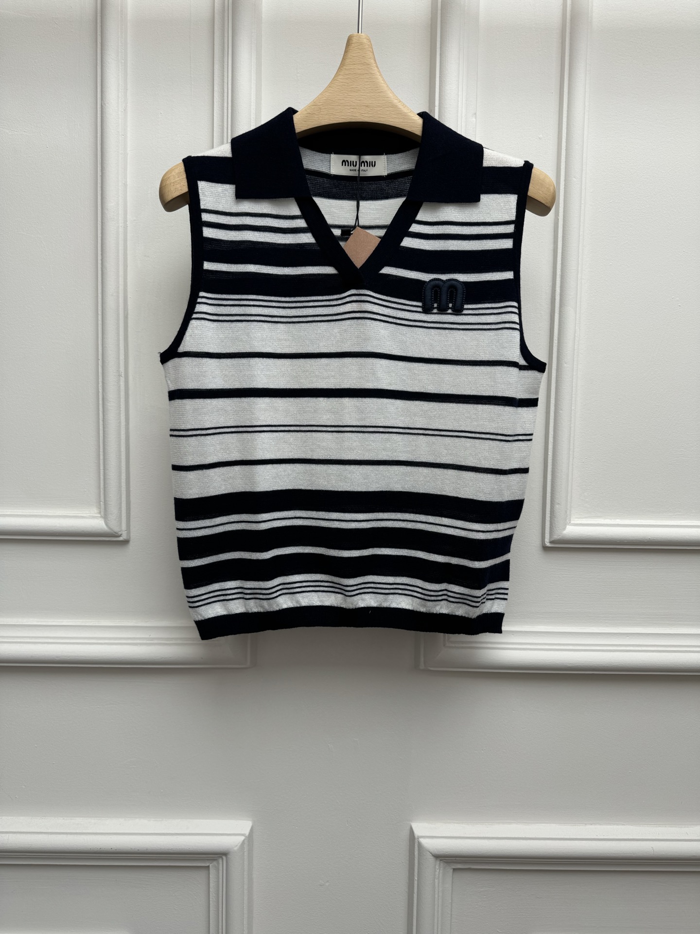 NO:858600,Spring and summer new styles are available!  Miu striped knitted vest 2026 spring and summer series Temperament V-neck design Logo embroidery pattern on the chest Blue and white stripe color matching Casual and advanced Wool blended knitted fabric Soft and comfortable Short version The upper body is slim and versatile Size SML,,miumiu,19860909春夏新款上新啦！ Miu条纹针织背心 2026春夏系列 气质V领设计 胸前logo刺绣图案点缀 蓝白条纹拼色 休闲高级 羊毛混纺针织面料 柔软舒适 短款版型 上身显瘦又百搭 尺码SML,,miumiu,,Women's clothing