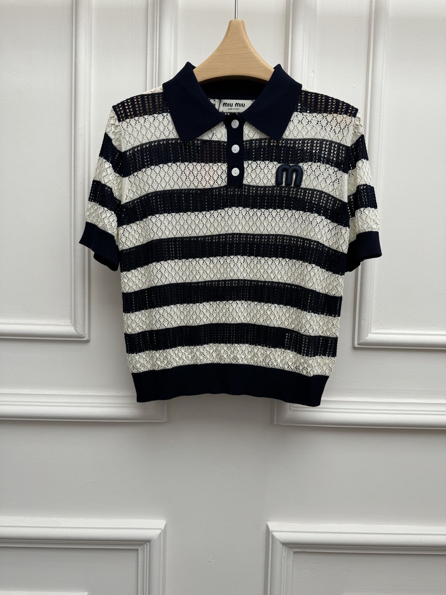 NO:858614,Spring and summer new styles are available!  Miu diamond hollow polo short sleeves 2026 spring and summer series classic polo neckline diamond hollow texture chest logo embroidery pattern embellishment blue and white stripe color matching casual and advanced wool blended knitted fabric soft, comfortable and breathable short version upper body slim and elegant Size SML,,miumiu,T-shirt,19860909春夏新款上新啦！ Miu菱格镂空polo短袖 2026春夏系列 经典polo领领口 菱格镂空纹理 胸前logo刺绣图案点缀 蓝白条纹拼色 休闲高级 羊毛混纺针织面料 柔软舒适透气 短款版型 上身显瘦又气质 尺码SML,,miumiu,T-shirt,,Women's clothing