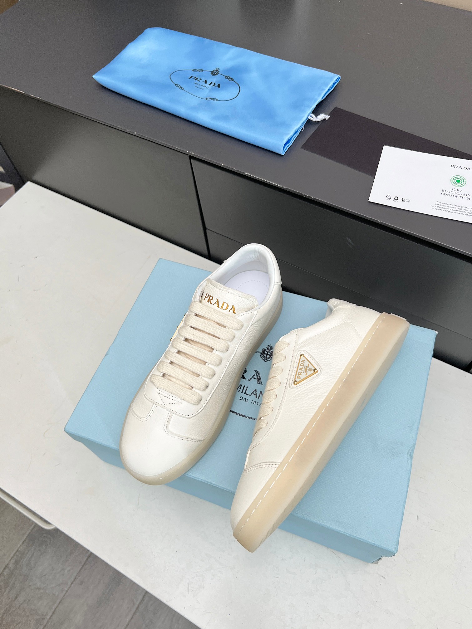 [PRADA*] P: Couple, Talla: 35-44 (W 41, M 45. Hecho a medida) 2024 Prada/Prada "Couple" Metal Logo L