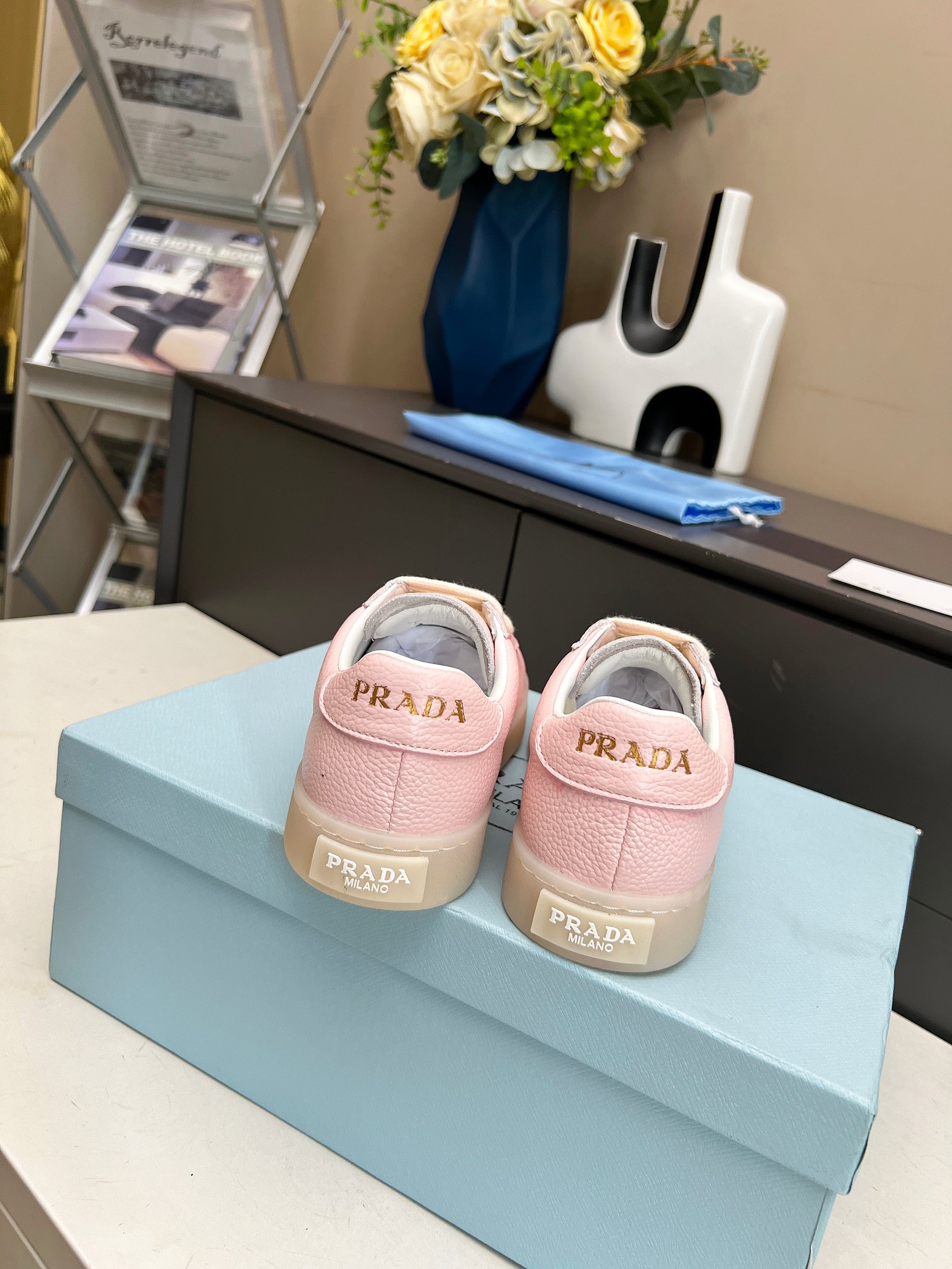 [PRADA*] P: Couple, Talla: 35-44 (W 41, M 45. Hecho a medida) 2024 Prada/Prada "Couple" Metal Logo L