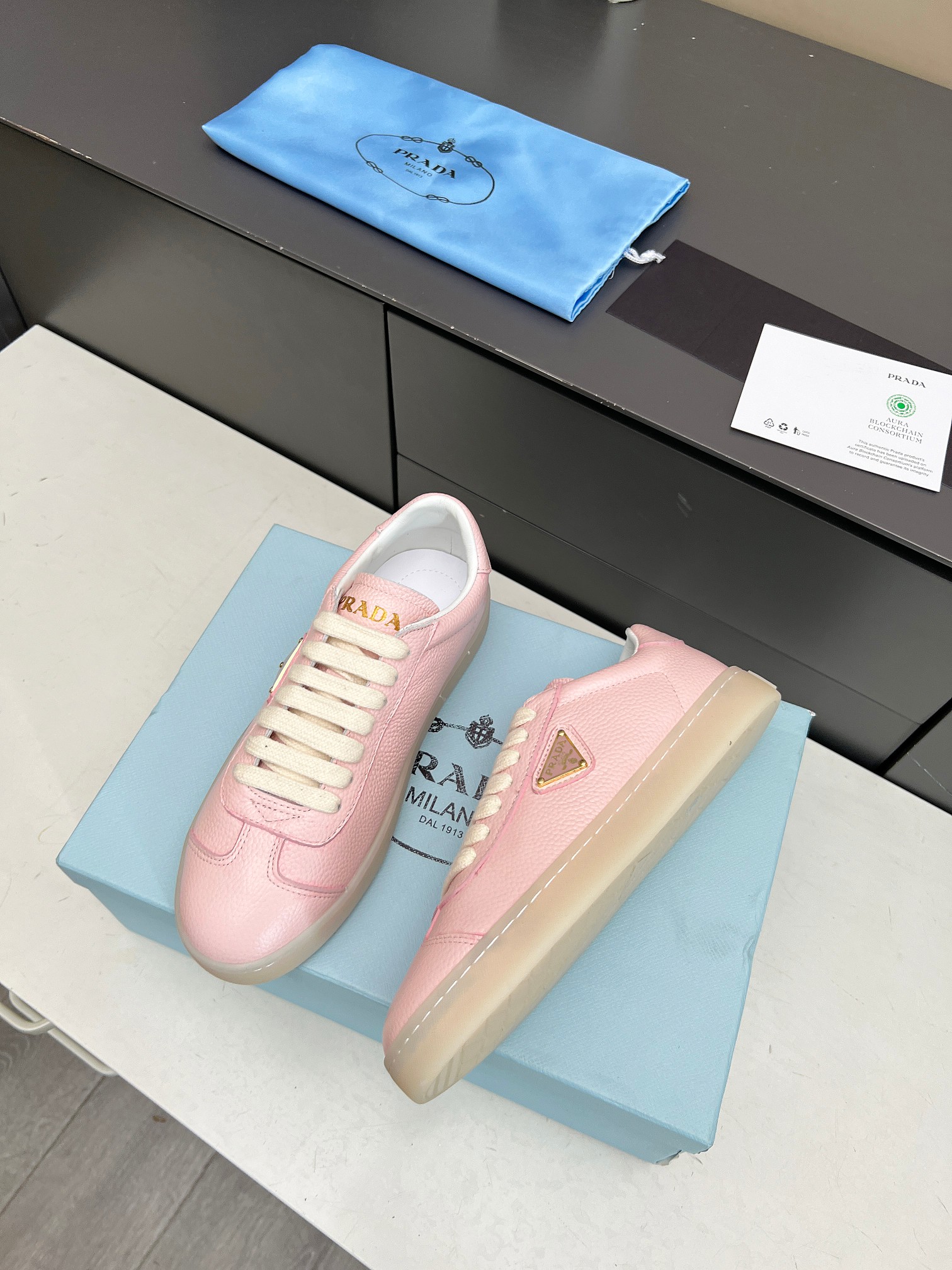 [PRADA*] P: Couple, Talla: 35-44 (W 41, M 45. Hecho a medida) 2024 Prada/Prada "Couple" Metal Logo L
