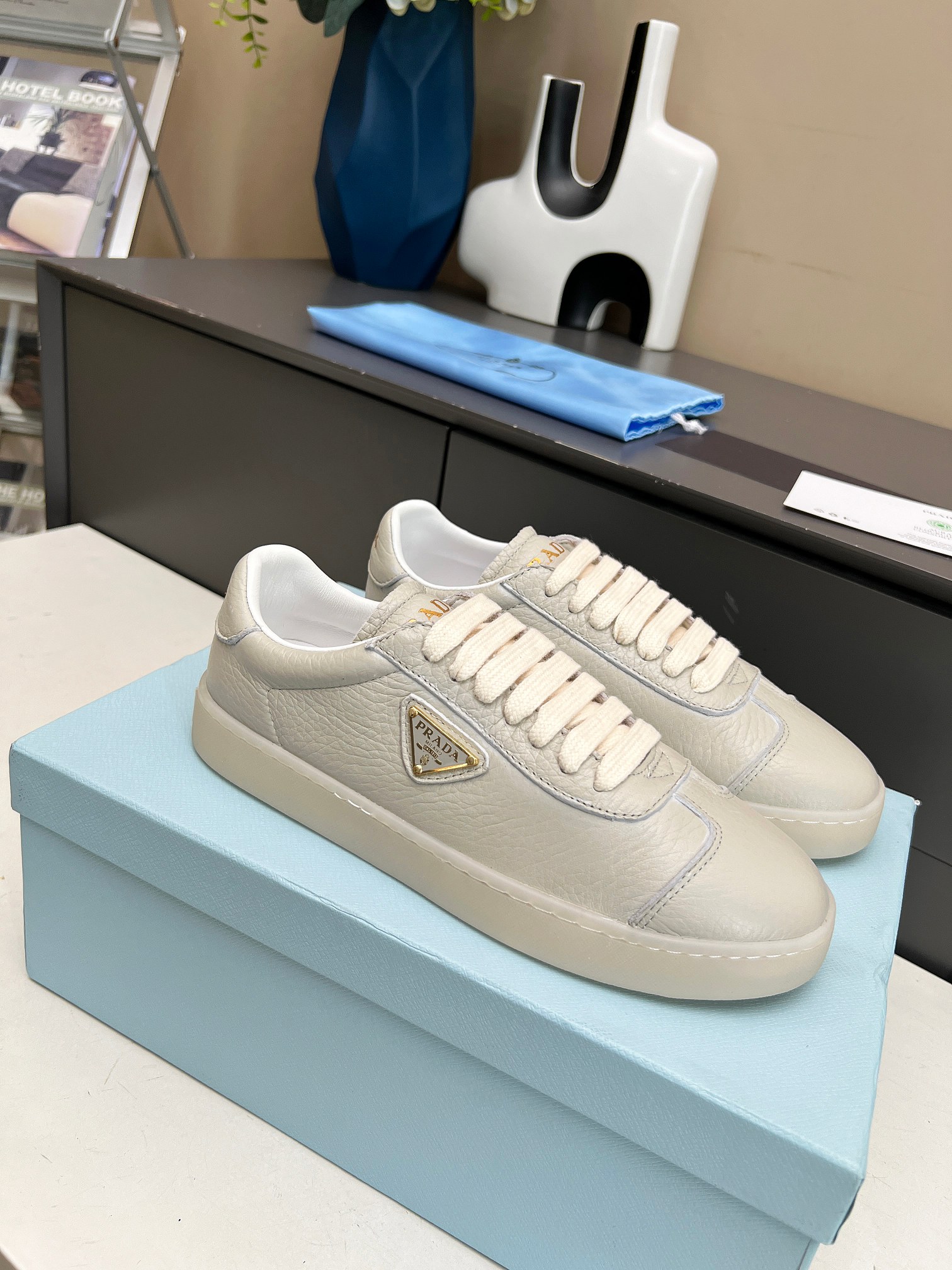 [PRADA*] P: Couple, Talla: 35-44 (W 41, M 45. Hecho a medida) 2024 Prada/Prada "Couple" Metal Logo L