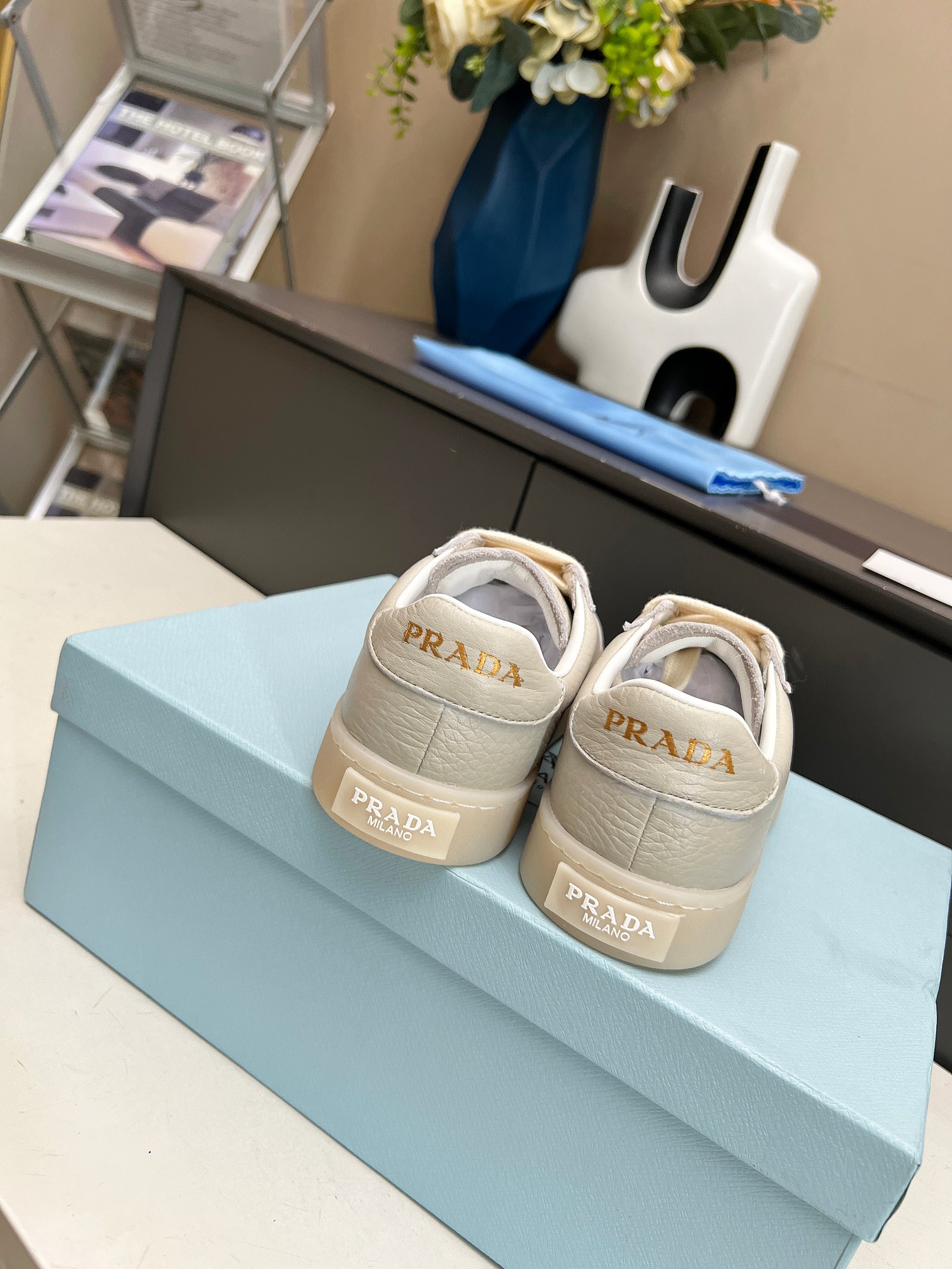[PRADA*] P: Couple, Talla: 35-44 (W 41, M 45. Hecho a medida) 2024 Prada/Prada "Couple" Metal Logo L