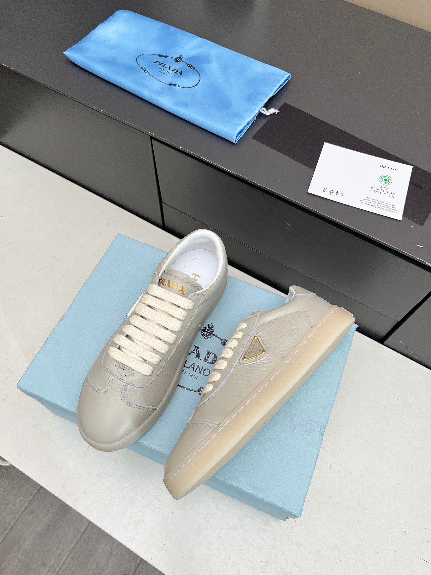[PRADA*] P: Couple, Talla: 35-44 (W 41, M 45. Hecho a medida) 2024 Prada/Prada "Couple" Metal Logo L