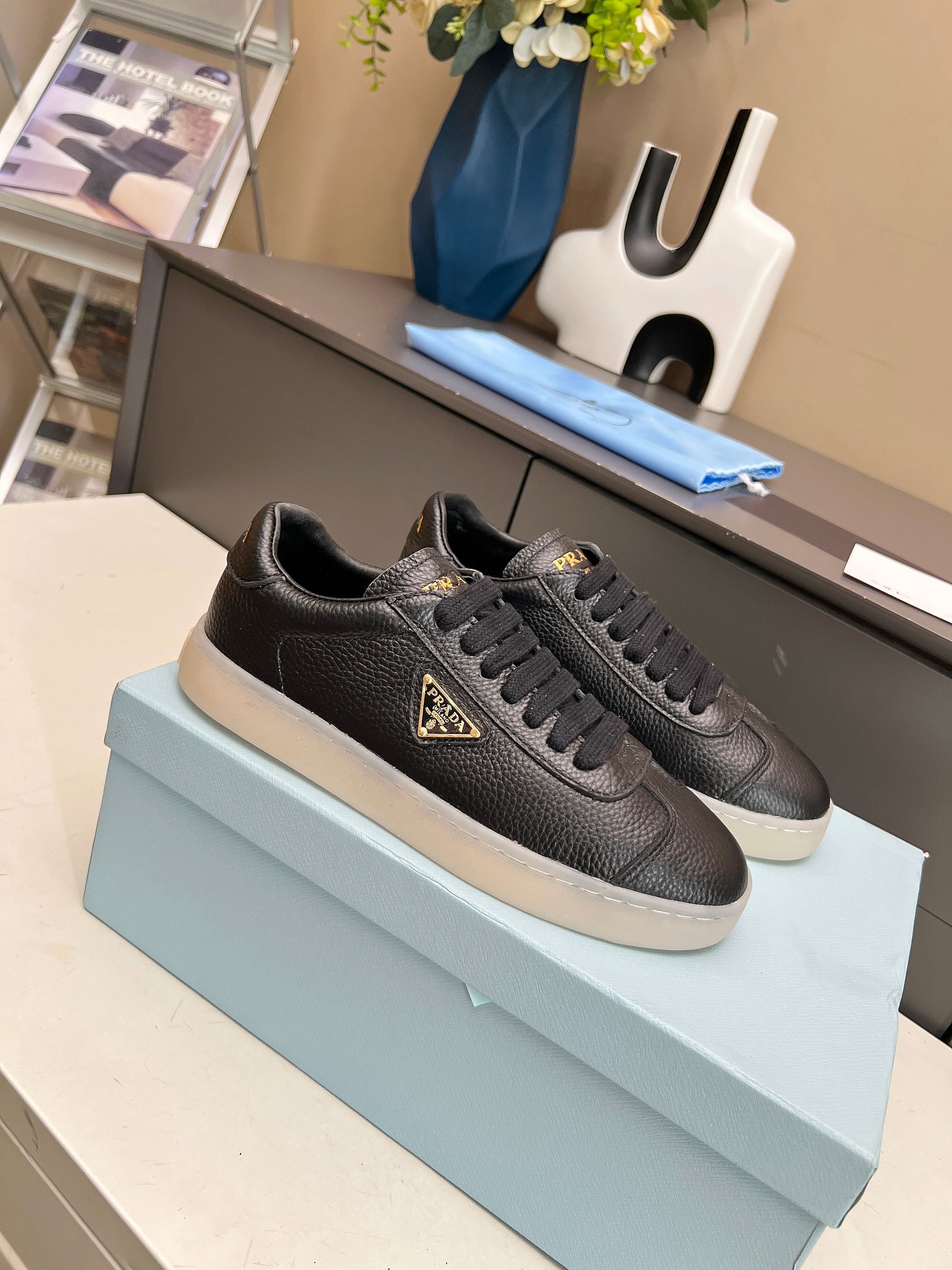 [PRADA*] P: Couple, Talla: 35-44 (W 41, M 45. Hecho a medida) 2024 Prada/Prada "Couple" Metal Logo L