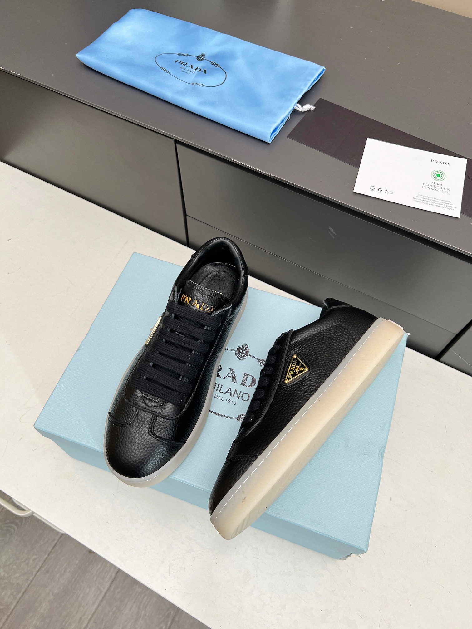 [PRADA*] P: Couple, Talla: 35-44 (W 41, M 45. Hecho a medida) 2024 Prada/Prada "Couple" Metal Logo L