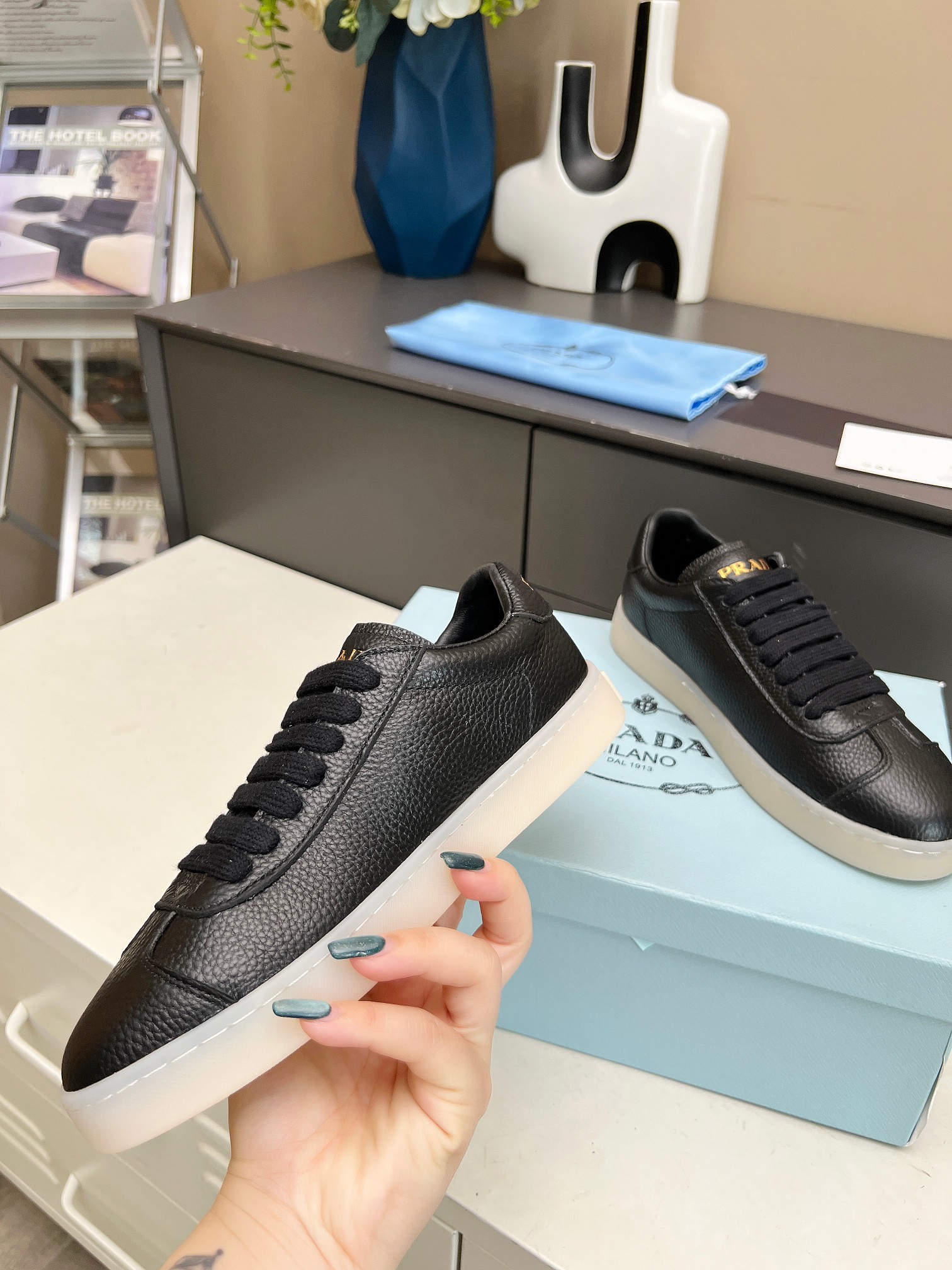 [PRADA*] P: Couple, Talla: 35-44 (W 41, M 45. Hecho a medida) 2024 Prada/Prada "Couple" Metal Logo L