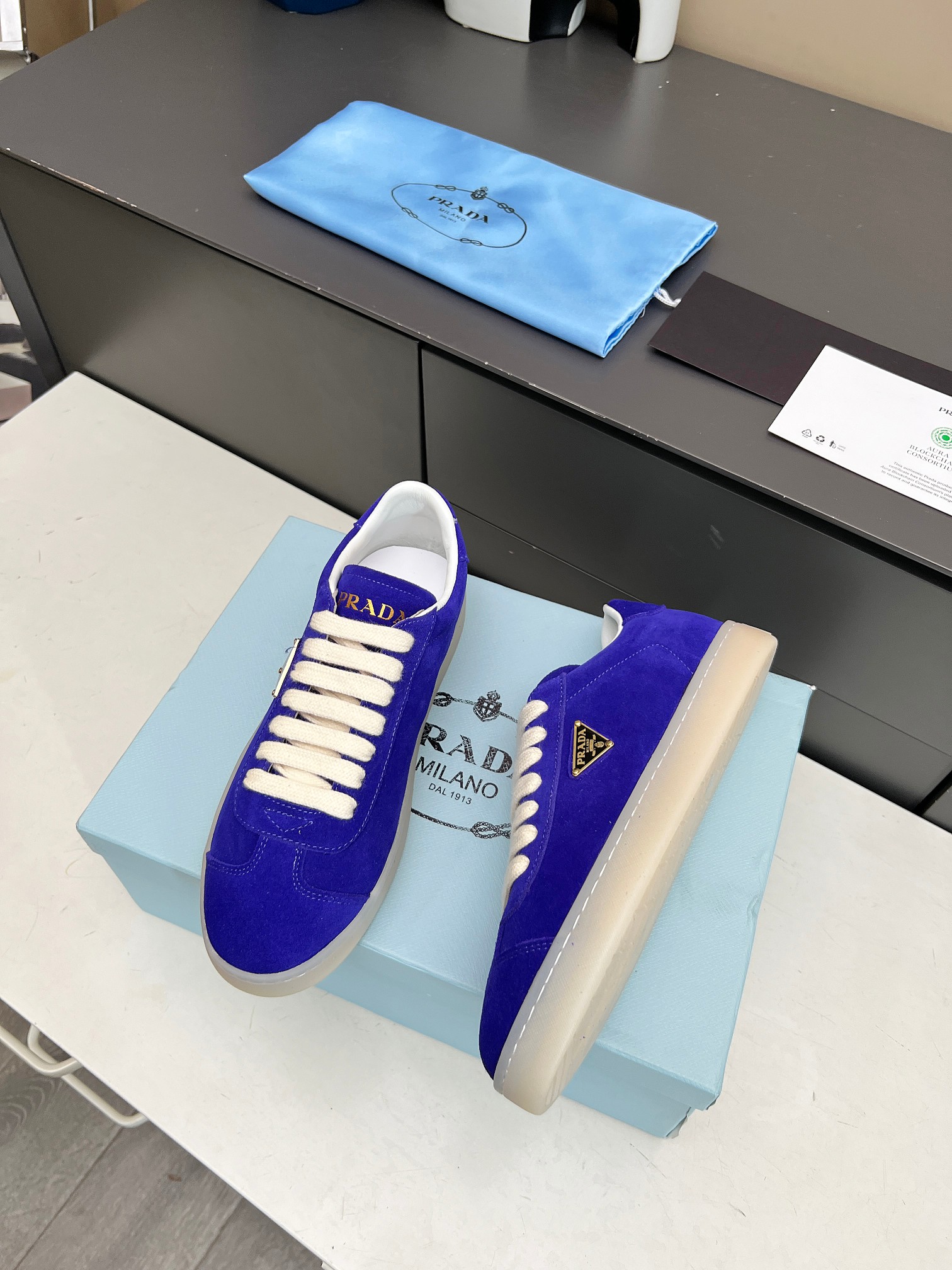 [PRADA*] P: Couple, Talla: 35-44 (W 41, M 45. Hecho a medida) 2024 Prada/Prada "Couple" Metal Logo L