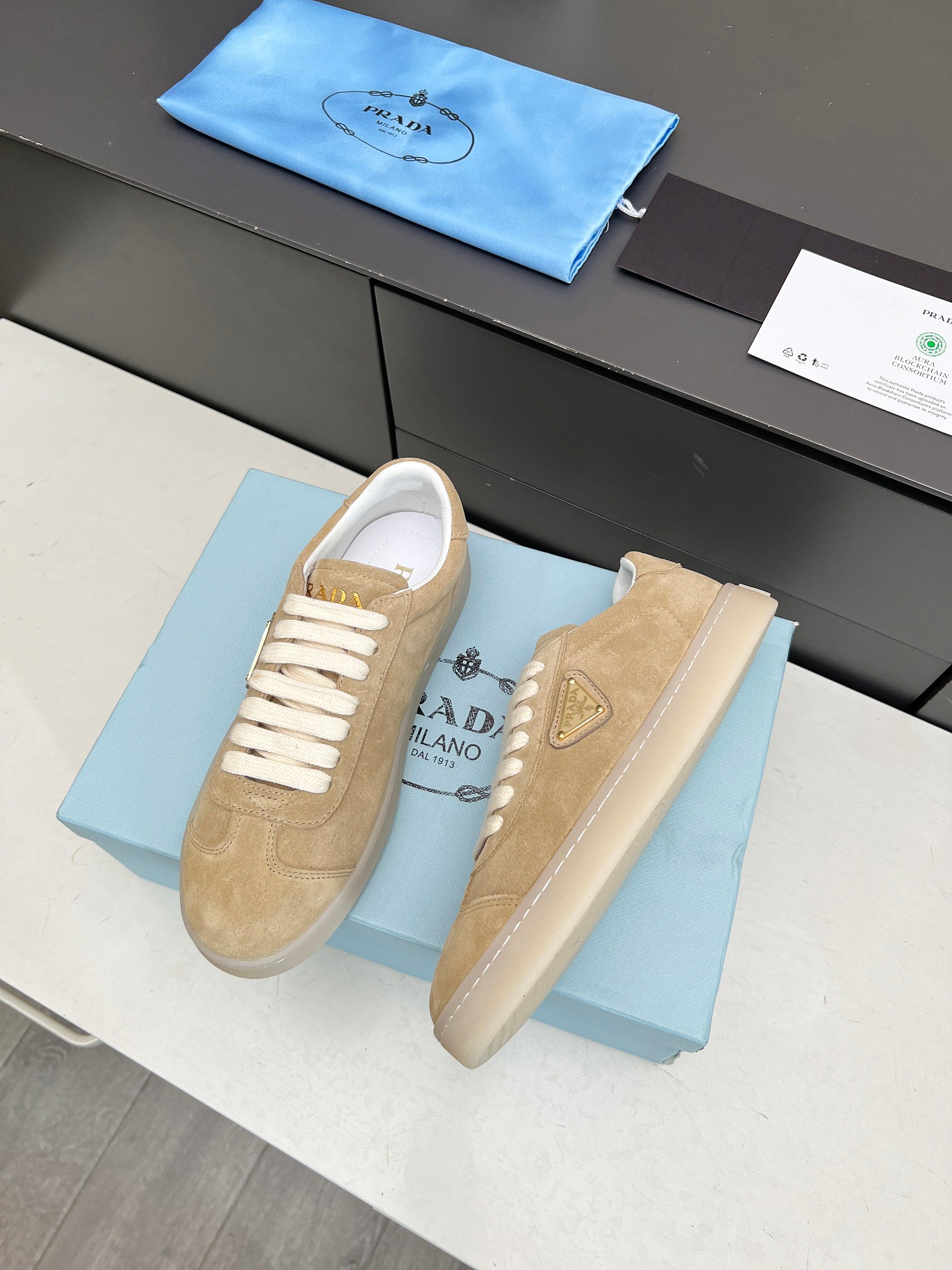 [PRADA*] P: Couple, Talla: 35-44 (W 41, M 45. Hecho a medida) 2024 Prada/Prada "Couple" Metal Logo L
