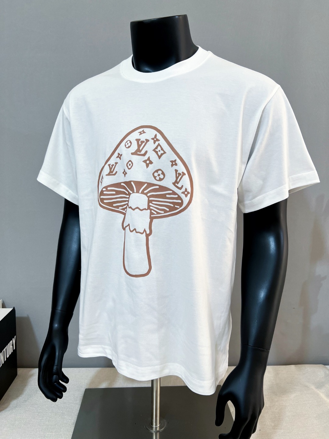 P70 Louis Vuitton Louis Vuitton 2026ss nuevo estilo; camiseta de manga corta con cuello redondo y estilo estampado de s…