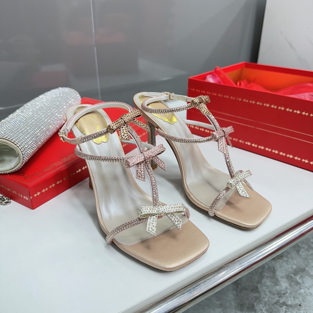 NO:167758,High quality!  R C | s RC classic bow thick medium heel sandals, colorful crystal bows are decorated on the back of the foot, and colorful bows composed of small rhinestones bring out noble skin. The dazzling coral color jumps out of the back of the foot, perfectly matched with tiny tones crystals and shiny outsoles, bringing out a sweet girlish atmosphere. The new season of CATERINA has launched a new color bow, with dark rhinestones inlaid with low-key luxury light on the back of the foot, with a little casualness and still feminine taste. Imported silk   Cleo crystal diamonds on the upper, pearlescent sheepskin inside, original consistent leather sole Size34-42 