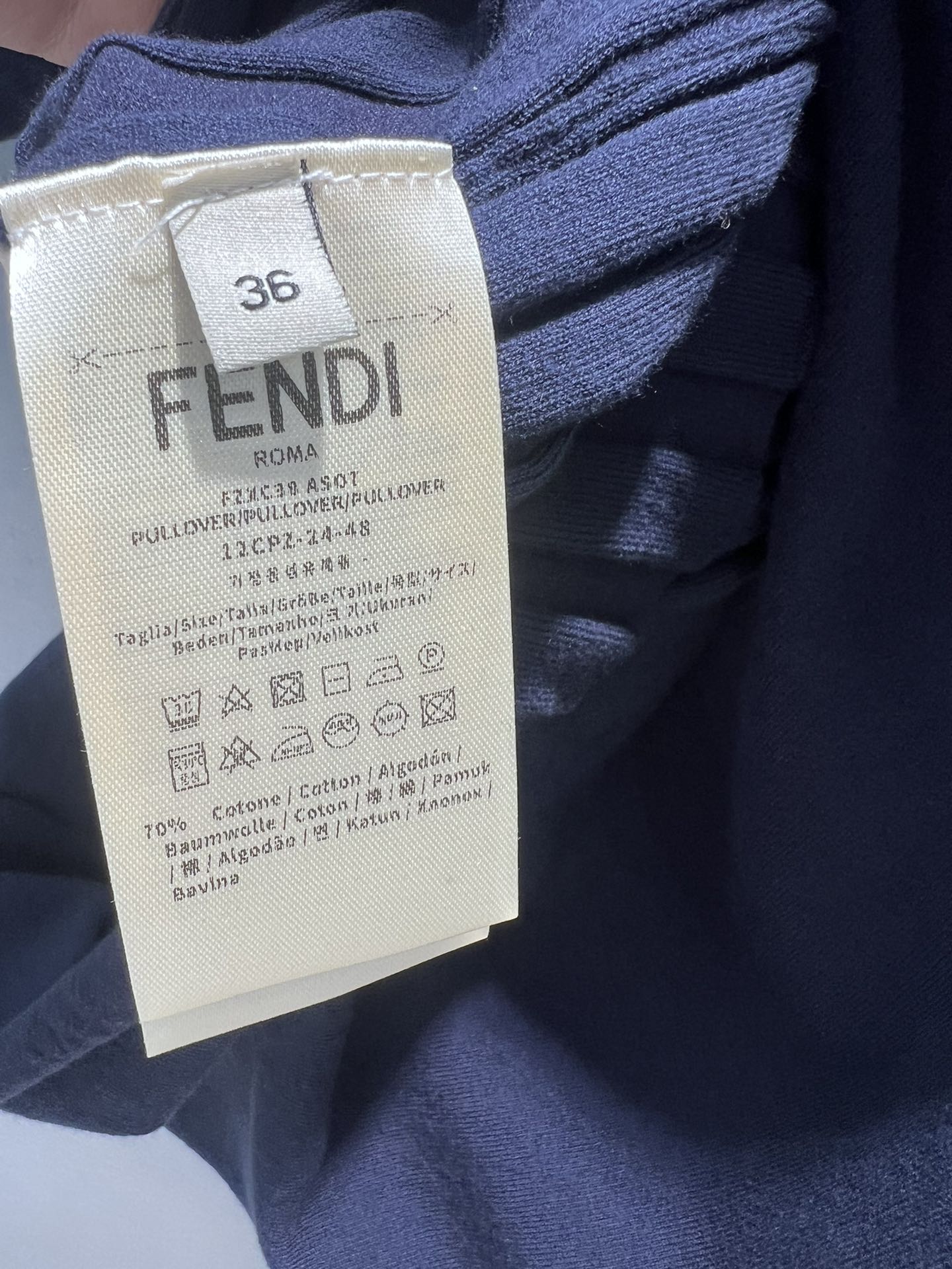 Fend*24Ss春夏新款logo竖纹刺绣修身弹力不规则针织短袖上衣不规则的剪裁显得时尚又不失个性穿在身