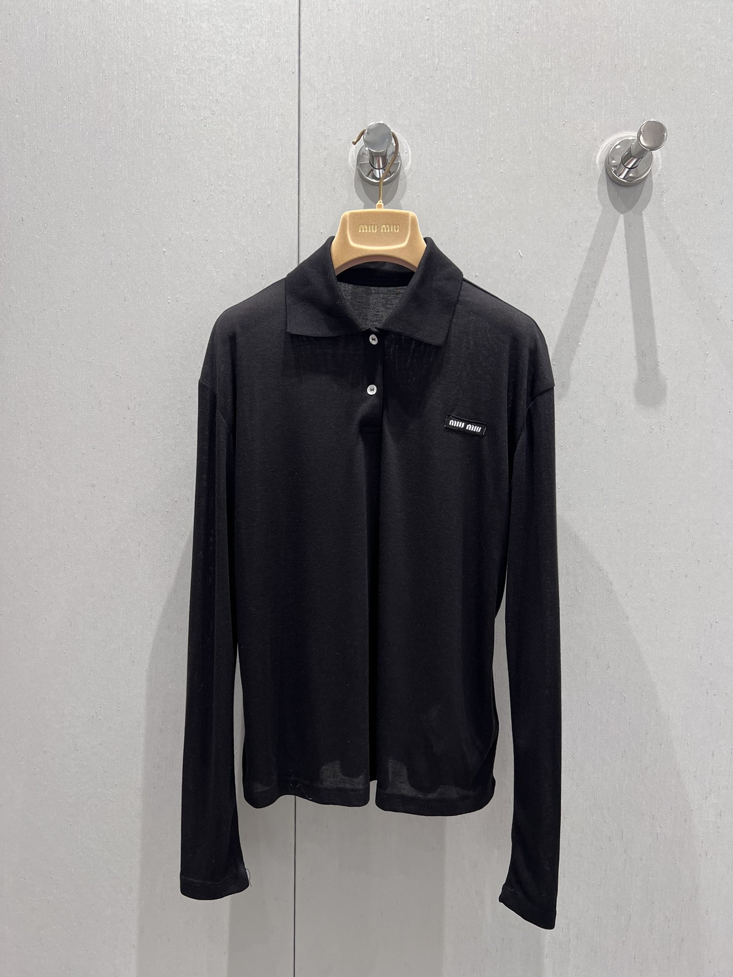 NO:421924,Support replacement MiuMi*25Ss early spring new style flower gray polo shirt丨Exclusive yb development!  High-end production!  Simple and well-behaved and slim-like items that make you wear 0 mistakes. This fabric is weaving delicate, dense, light, comfortable and has a good feel, so the upper body is soft and skin-friendly. The threaded collar woven on the neckline is not easy to deform. The style cannot be said to be amazing. Young and energetic is the definition of it, and it is a product that I often wear in daily life. S/M/L real photos are available in stock, miumiu, alexander wang19860909支持换款 MiuMi*25Ss早春新款 花灰polo衫丨独家yb开发！高版出品！简单又乖巧显瘦好穿0出错的单品,这个面料织法细腻密 轻薄 舒适 手感好,所以上身柔软亲肤感是浑然天成的,领口单独色织的螺纹领不易变形,版型不能说有多惊艳,年轻有活力是对它的定义,而且是我自己日常会常穿的单品.现货发售S/M/L实拍细节图,,miumiu,alexander wang,Women's clothing