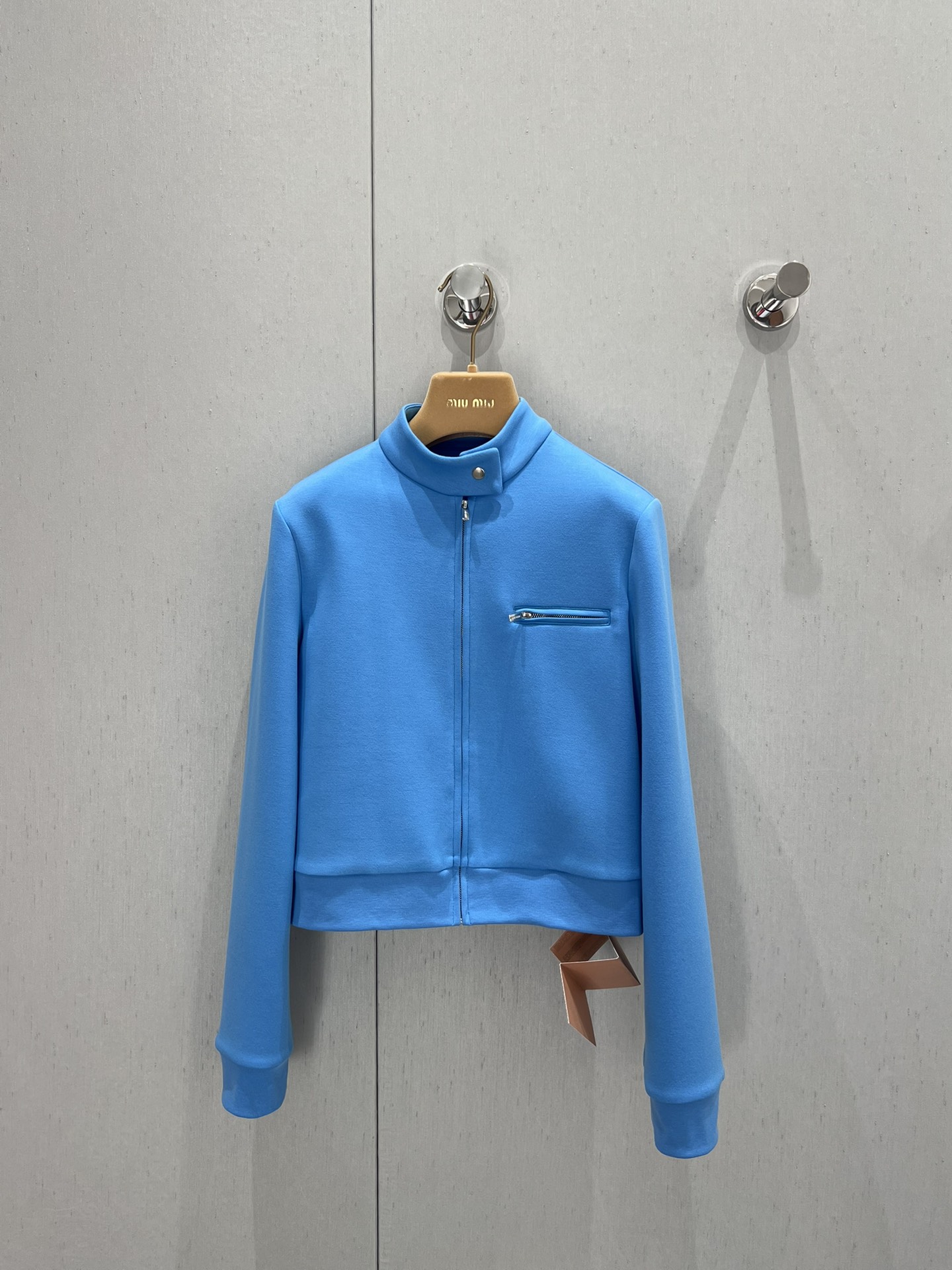 NO:296616,Batch MiuMi* 25Ss early spring new style college style undersea blue zipper jacket | Exclusive high-end production!  Special refreshing and submarine blue color matching is fashionable and versatile. It can easily make you look good and suitable for girls of all figures. Easy to control the casual temperament and lazy custom fabric. Comfortable and closed your eyes. S/M/L, miumiu, jackets & coats, alexander wang19860909批 MiuMi* 25Ss早春新款 学院风海底蓝拉链小外套丨独家高版出品！特别清爽海底蓝配色时髦百搭 轻轻松松就能让你颜值开挂适合各种身材的女孩 轻松拿捏率性气质慵懒风定制面料 舒适度爆表闭眼入 现货发售S/M/L,,miumiu,jackets & coats,alexander wang,Women's clothing