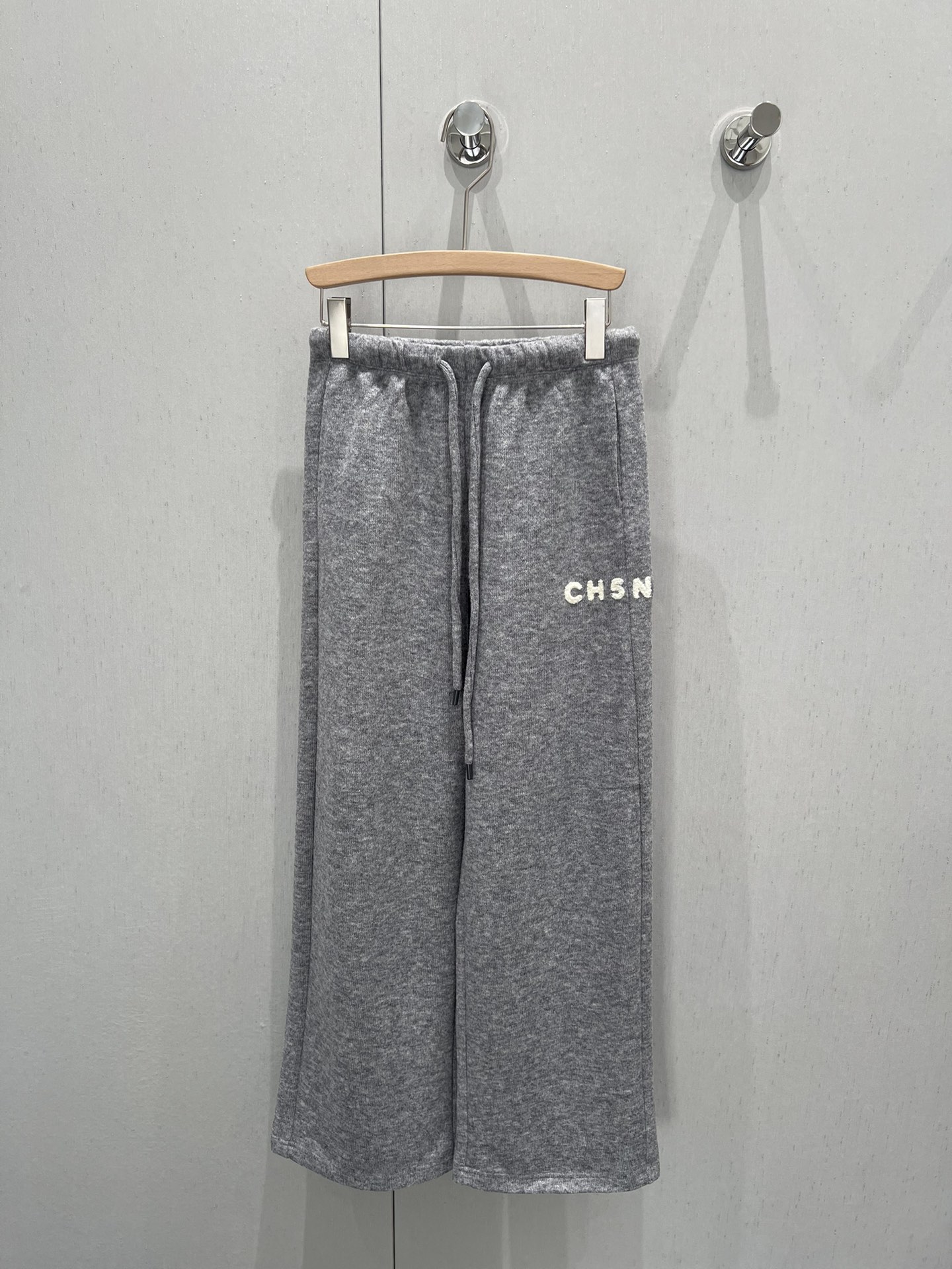 NO:296591,Batch Chane* 24Fw autumn and winter new style wool blend casual wide-leg pants | Exclusive high-end production!  Elastic waist craftsmanship, high-order fabrics are more comfortable to skin, huge and beautiful, contrasting towel velvet decoration, a versatile item that must be purchased in autumn and winter, a leisurely goddess artifact!  The temperament of a young girl with a younger age is elegant and sweet!  The style is versatile and not picky about others. It is beautiful!  Workmanship quality depends on the details ~ S/M/L is available in stock, chanel, alexander wang19860909批 Chane* 24Fw秋冬新款 羊毛混纺休闲阔腿裤丨独家高版出品！松紧腰工艺 高订面料亲肤感更舒适 版型巨好看 撞色毛巾绒装饰 秋冬必入的百搭单品 悠闲女神神器！减龄少女风气质优雅不失甜美！版型百搭不挑人上身美的不要不要的！做工品质看细节~现货发售S/M/L,,chanel,alexander wang,Women's clothing