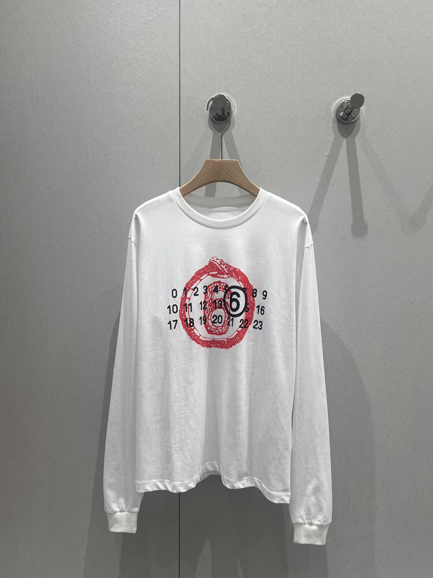 NO:297741,Maison margi*al 25Ss Snake Year Limited New Alphanumeric Logo Round Neck Loose Long Sleeve T-shirt丨Exclusive high-end production!  The same style of men and women breaks the gender boundaries and interprets an unrestrained fashion attitude. The workmanship quality depends on the details. S/M/L, tees, t-shirt, alexander wang is available in stock.19860909批 Maison margi*al 25Ss蛇年限定新款 字母数字logo圆领宽松长袖T恤丨独家高版出品！男女同款的设计,打破性别界限,演绎无拘无束的时尚态度.做工品质看细节 现货发售S/M/L,,tees，t-shirt,alexander wang,Women's clothing